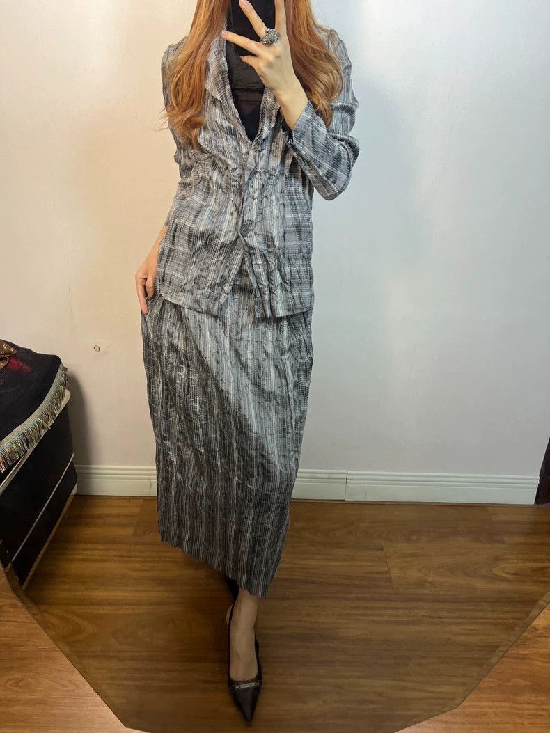 Issey Miyake Issey Miyake size:3 Grey pleated skirt Size 42" / US 20 - 8 Thumbnail