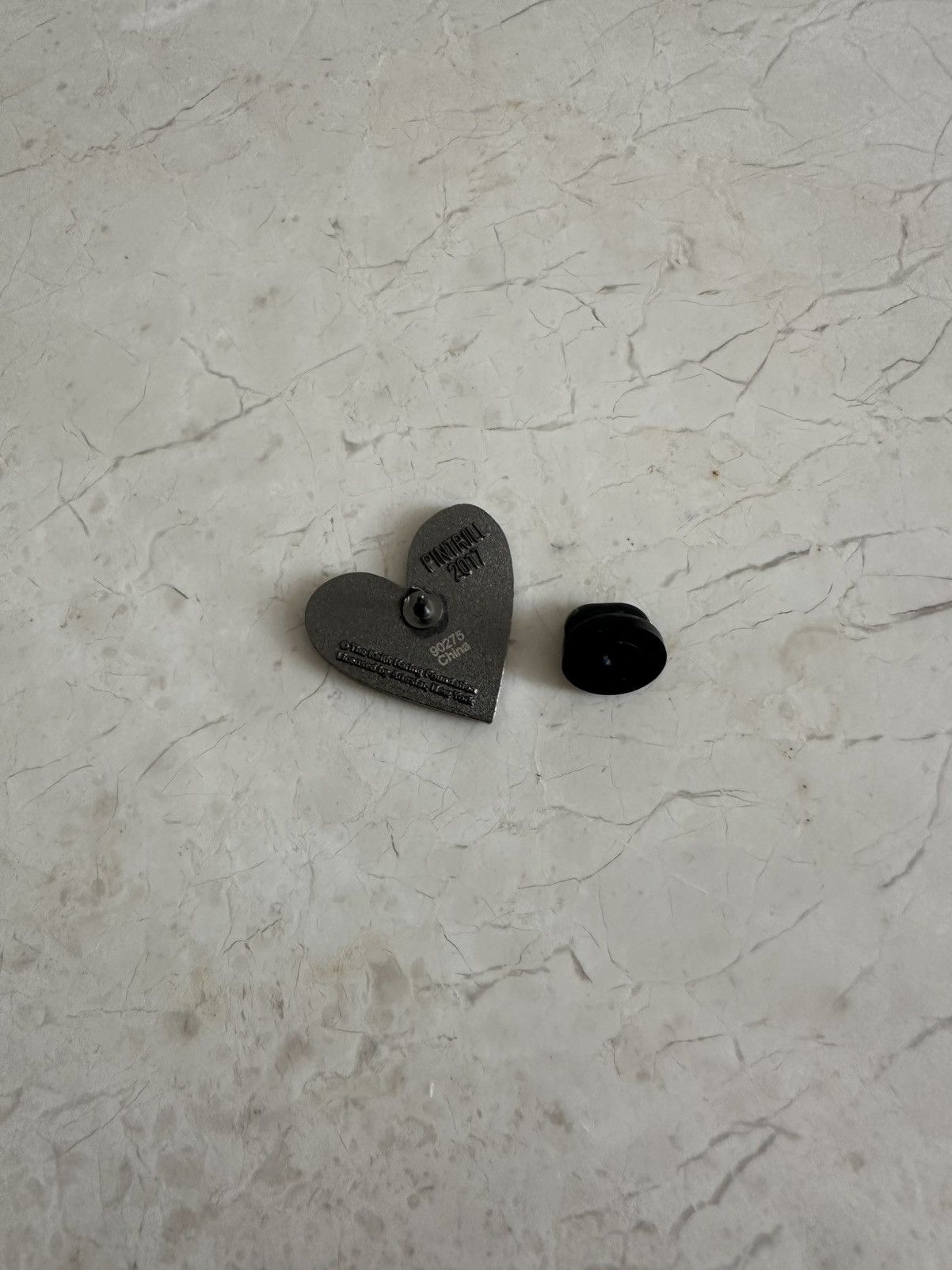 Vintage Keith Haring Heart Pin Badge Size ONE SIZE - 2 Thumbnail