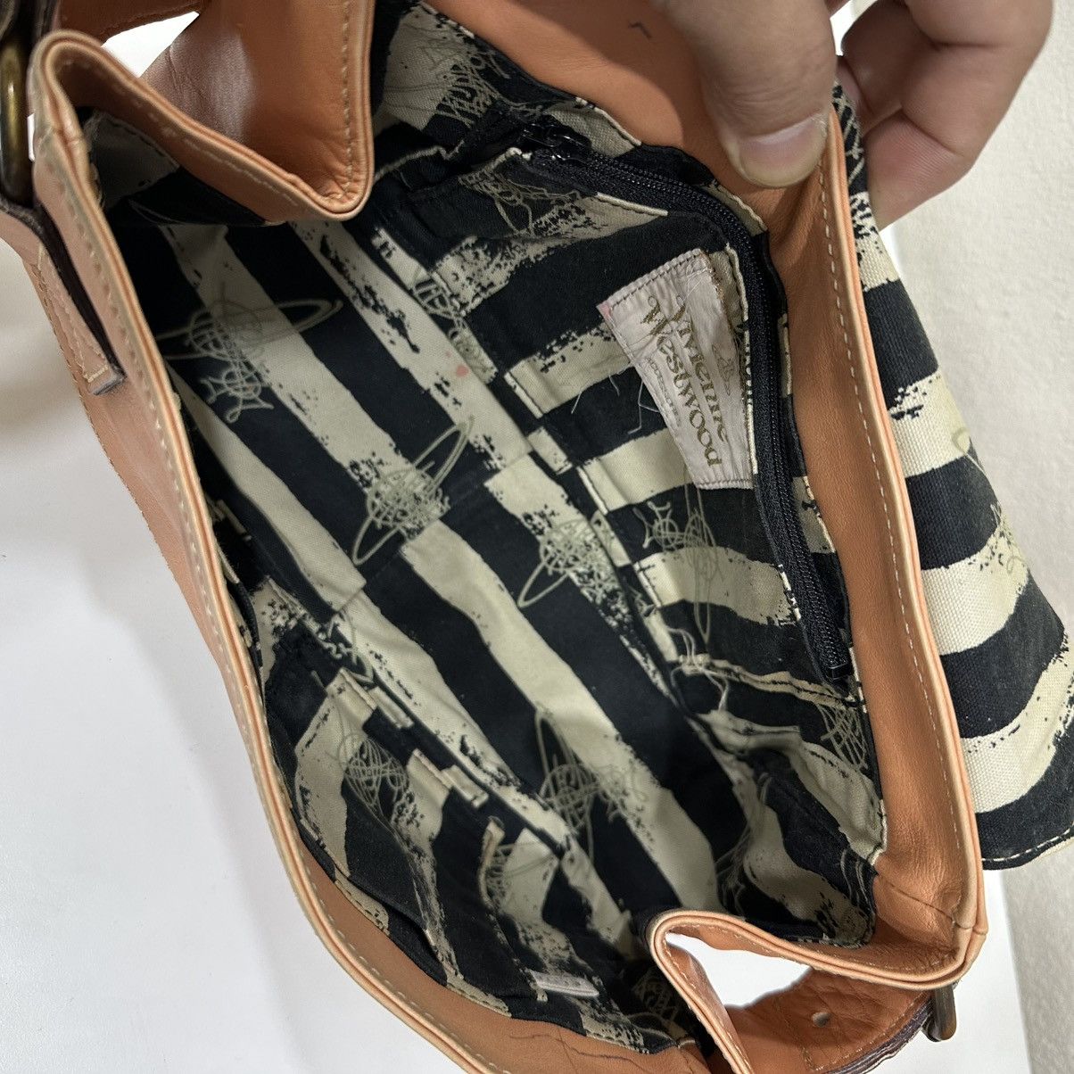 Vivienne Westwood ‼️YES‼️ BUG LOGO VIVIENNE WESTWOOD LEATHER CROSSBODY SLING BAG Size ONE SIZE - 12 Thumbnail