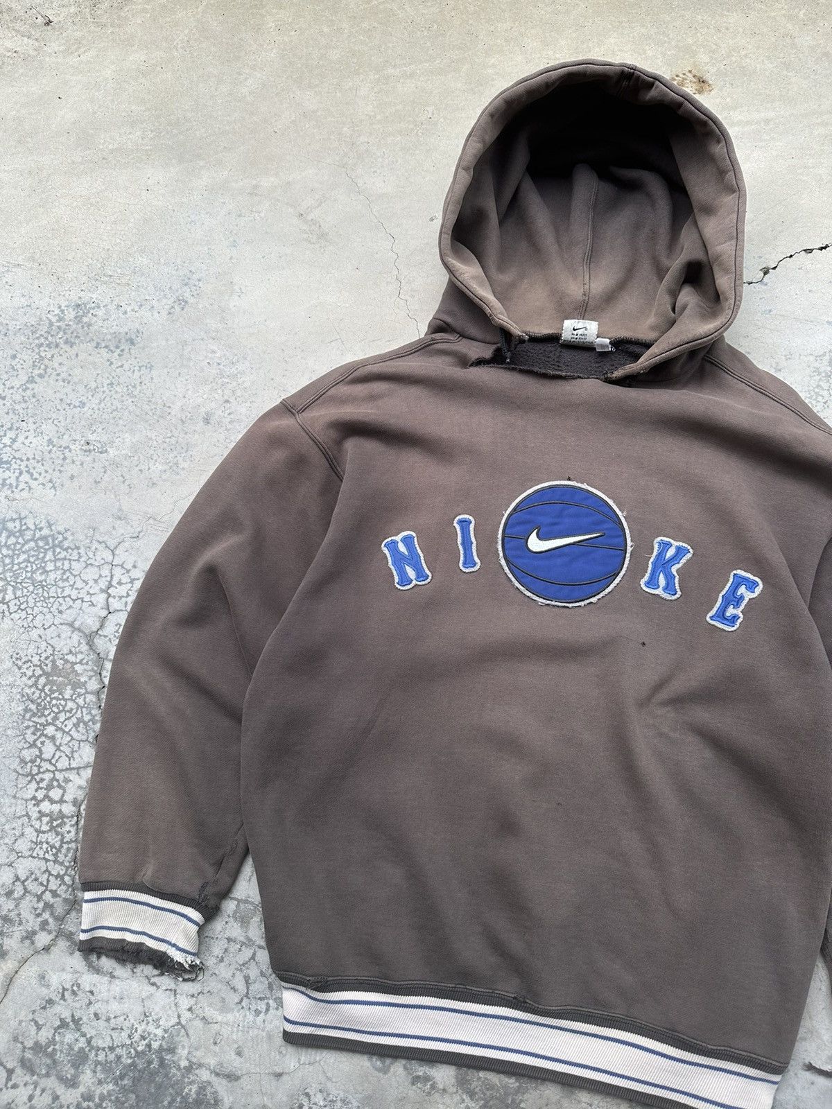 Nike Vintage THRASHED NIKE Center Logo Grunge Baggy Hoodie Size US L / EU 52-54 / 3 - 4 Thumbnail