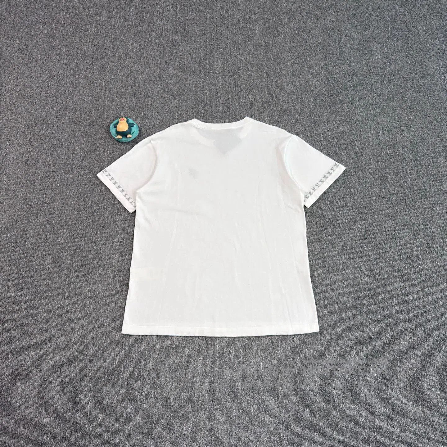 Louis Vuitton White Short-Sleeve T-Shirt with Printed Sleeves. Size US L / EU 52-54 / 3 - 2 Thumbnail
