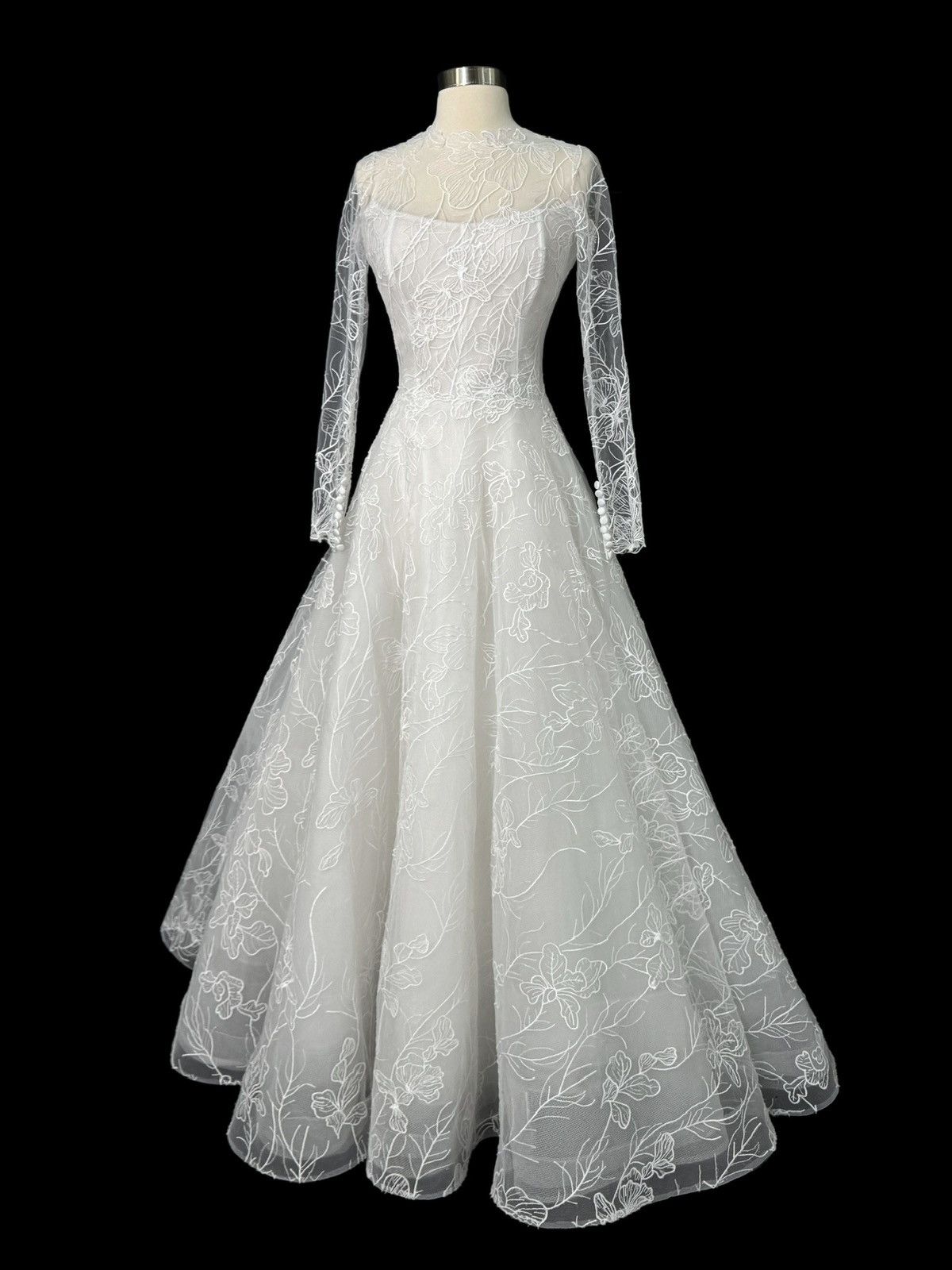Other Preloved US 6 Anna Augusta Made Embroidered lace Bridal Gown Size M / US 6-8 / IT 42-44 - 1 Thumbnail