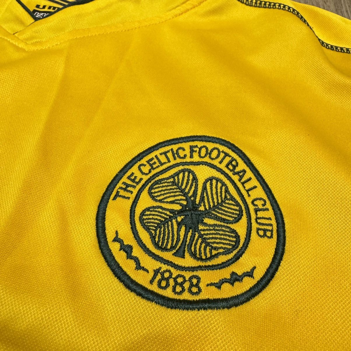 Umbro Celtic 02/03 away shirt Size US M / EU 48-50 / 2 - 4 Thumbnail