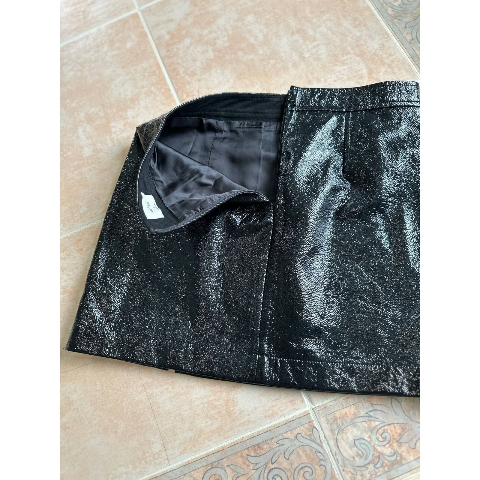 Aritzia Wilfred Black Worn once wrinkle faux leather mini skirt sz 8 Size 30" / US 8 / IT 44 - 4 Thumbnail