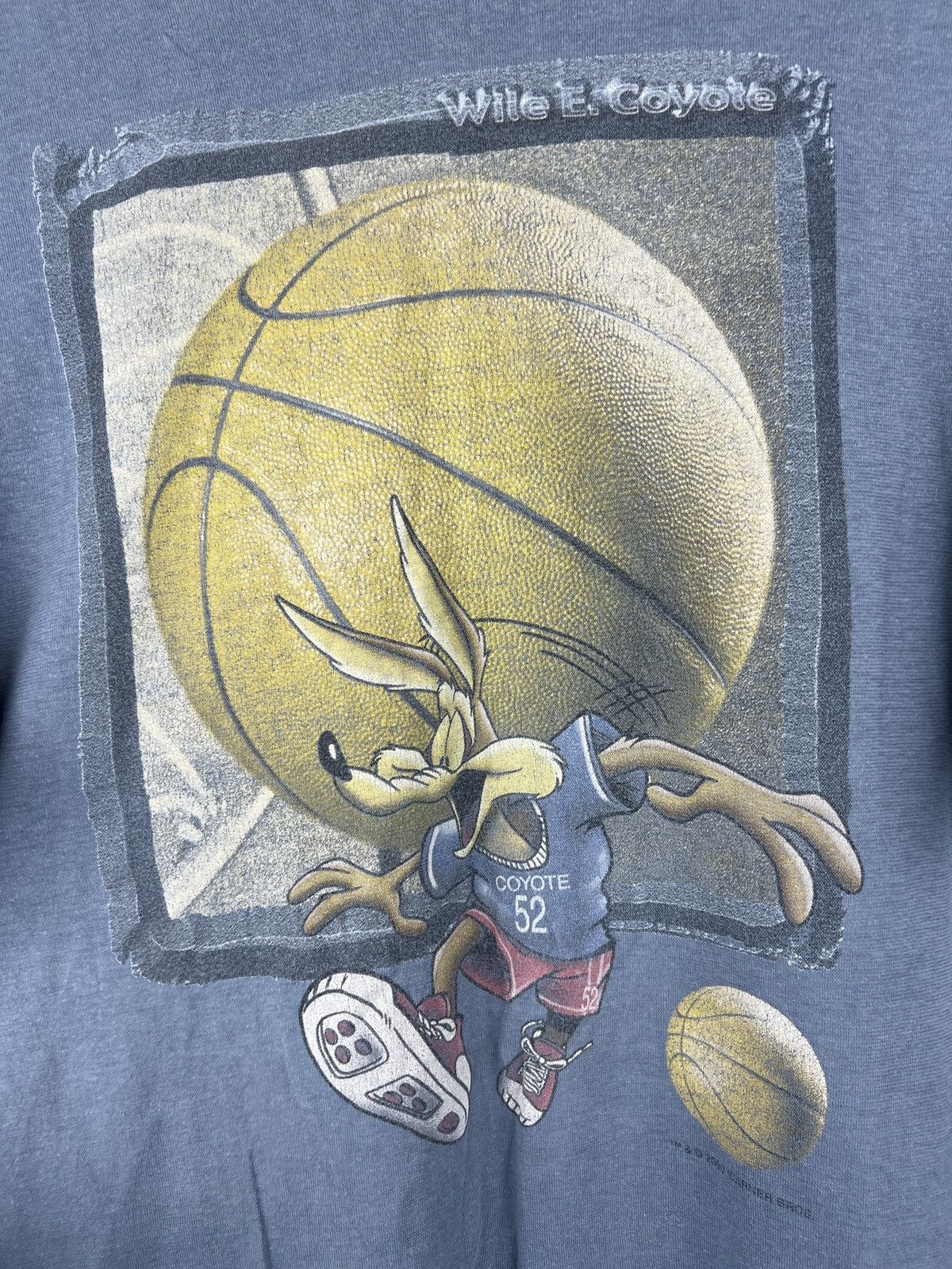 Vintage Vintage 2000 Wile E Coyote Basketball t shirt Size US XL / EU 56 / 4 - 4 Thumbnail