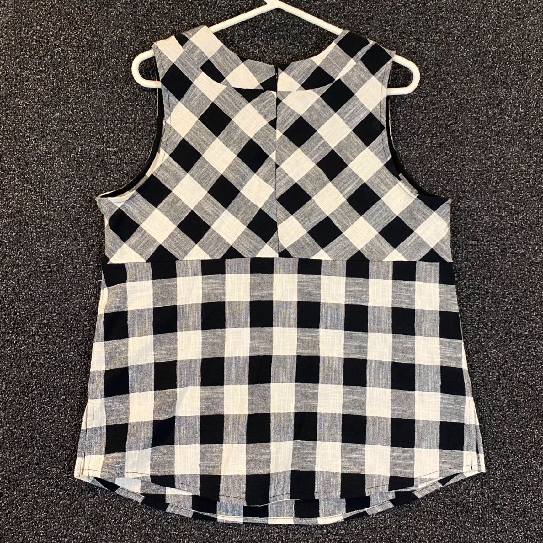 Vintage ISLE by Melis Kozan Top Womens M Black Gray Plaid Sleeveless Blouse NICE Size M / US 6-8 / IT 42-44 - 2 Thumbnail