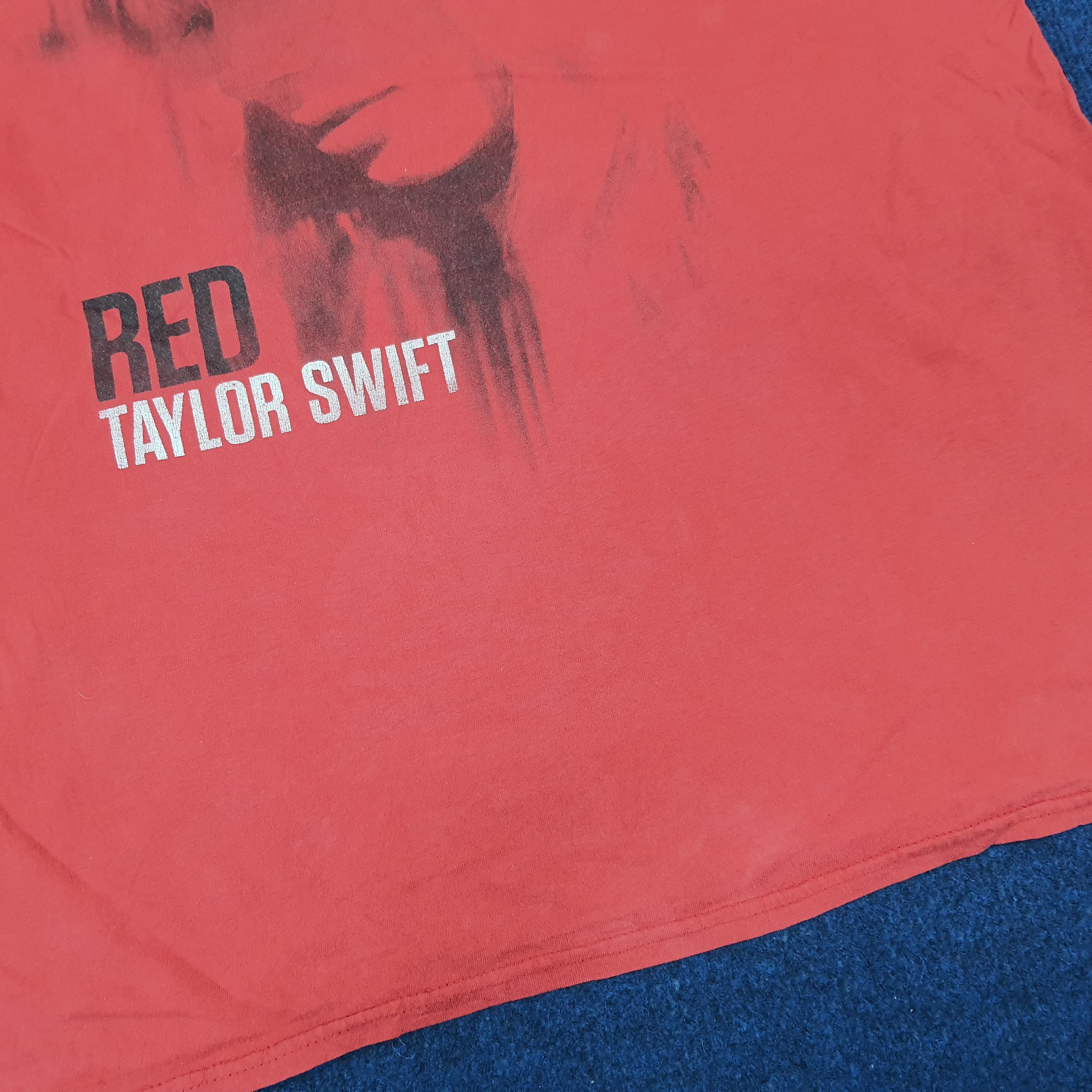 Band Tees Vintage Taylor Swift Red Tour Concert Tshirt C239N12 Size US L / EU 52-54 / 3 - 7 Thumbnail