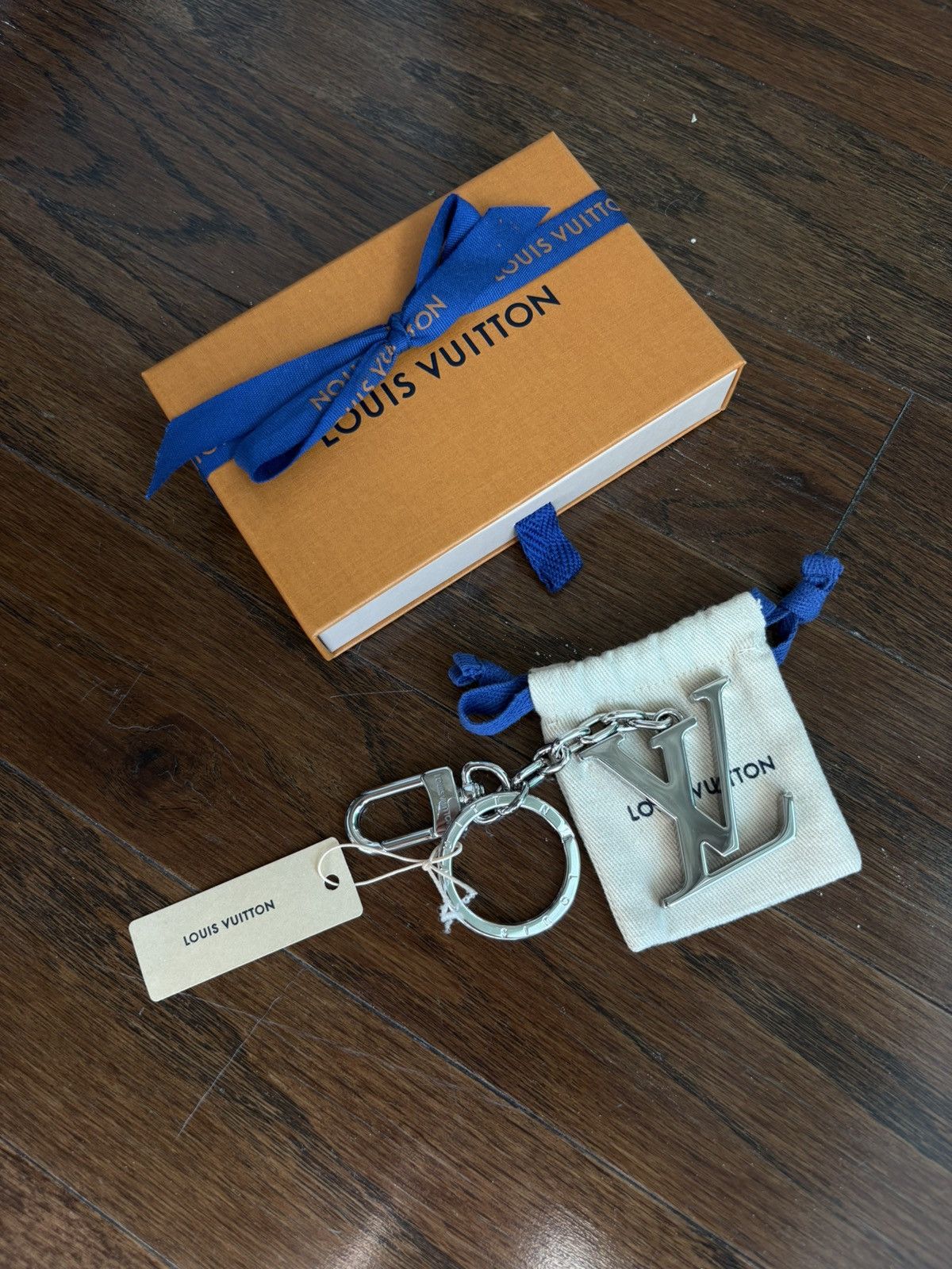 Louis Vuitton Louis Vuitton LV Initials Logo Keychain Charm Size ONE SIZE - 1 Thumbnail