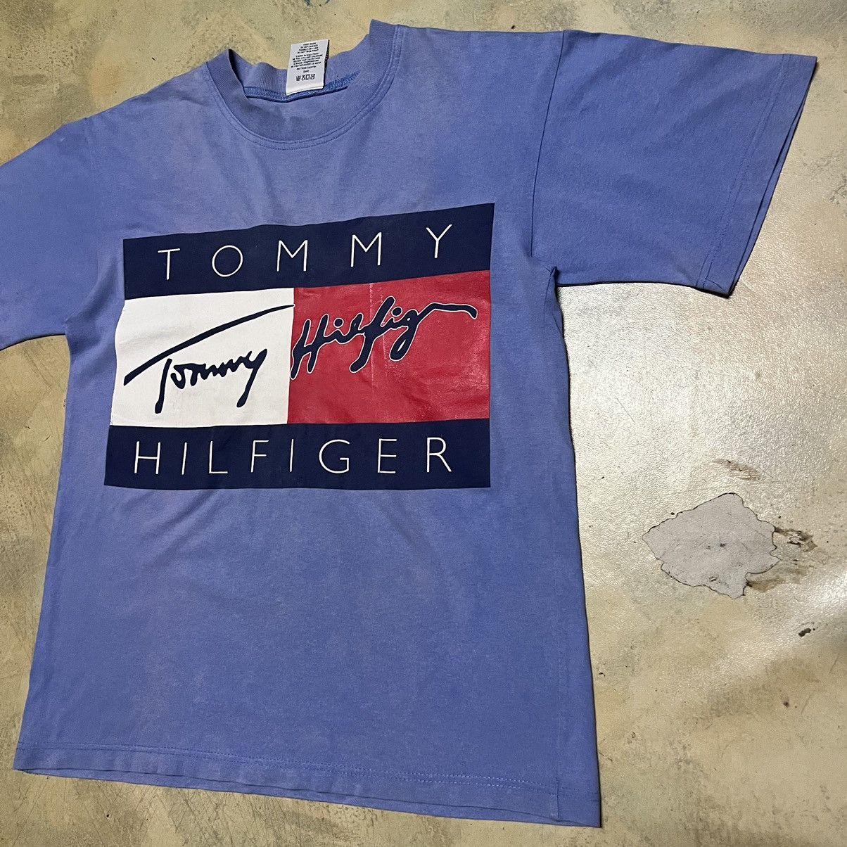 Tommy Hilfiger Vintage Tommy Hilfiger Big Logo T Shirt Size US M / EU 48-50 / 2 - 3 Thumbnail