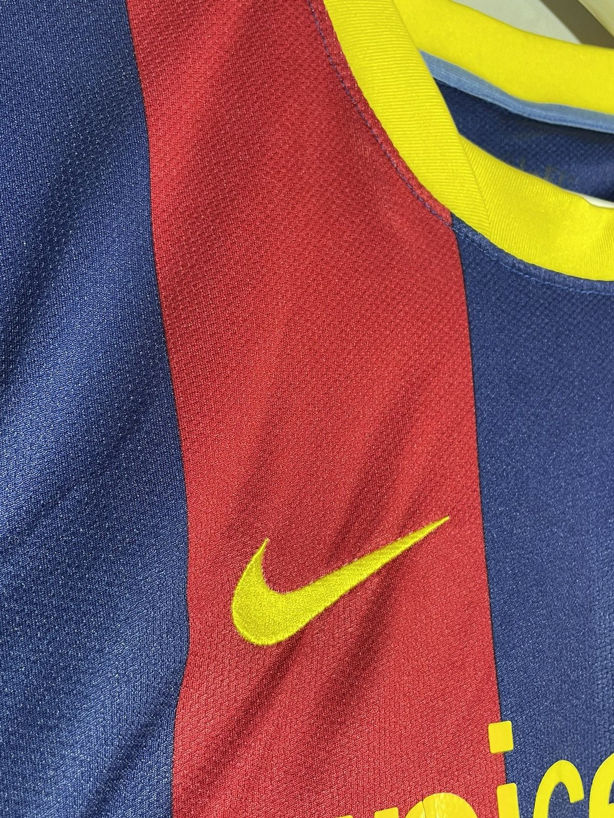 Nike #17 Pedro F.C Barcelona Nike 2010/11 Home Y2K Football Shirt Size US M / EU 48-50 / 2 - 6 Thumbnail