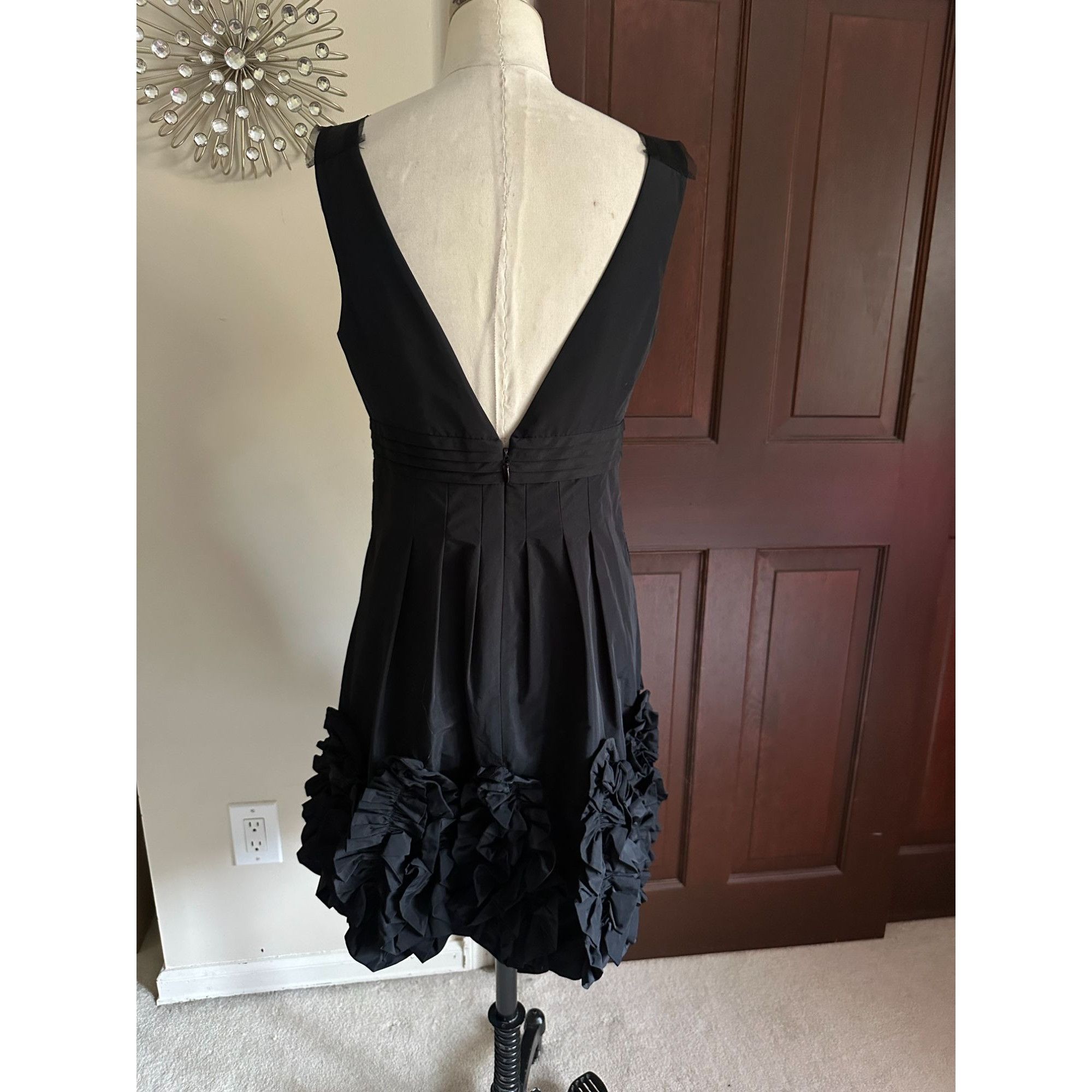 Bcbgmaxazria BCBGMaxazria size 8 fully lined V-neck both front and back p Size M / US 6-8 / IT 42-44 - 4 Thumbnail