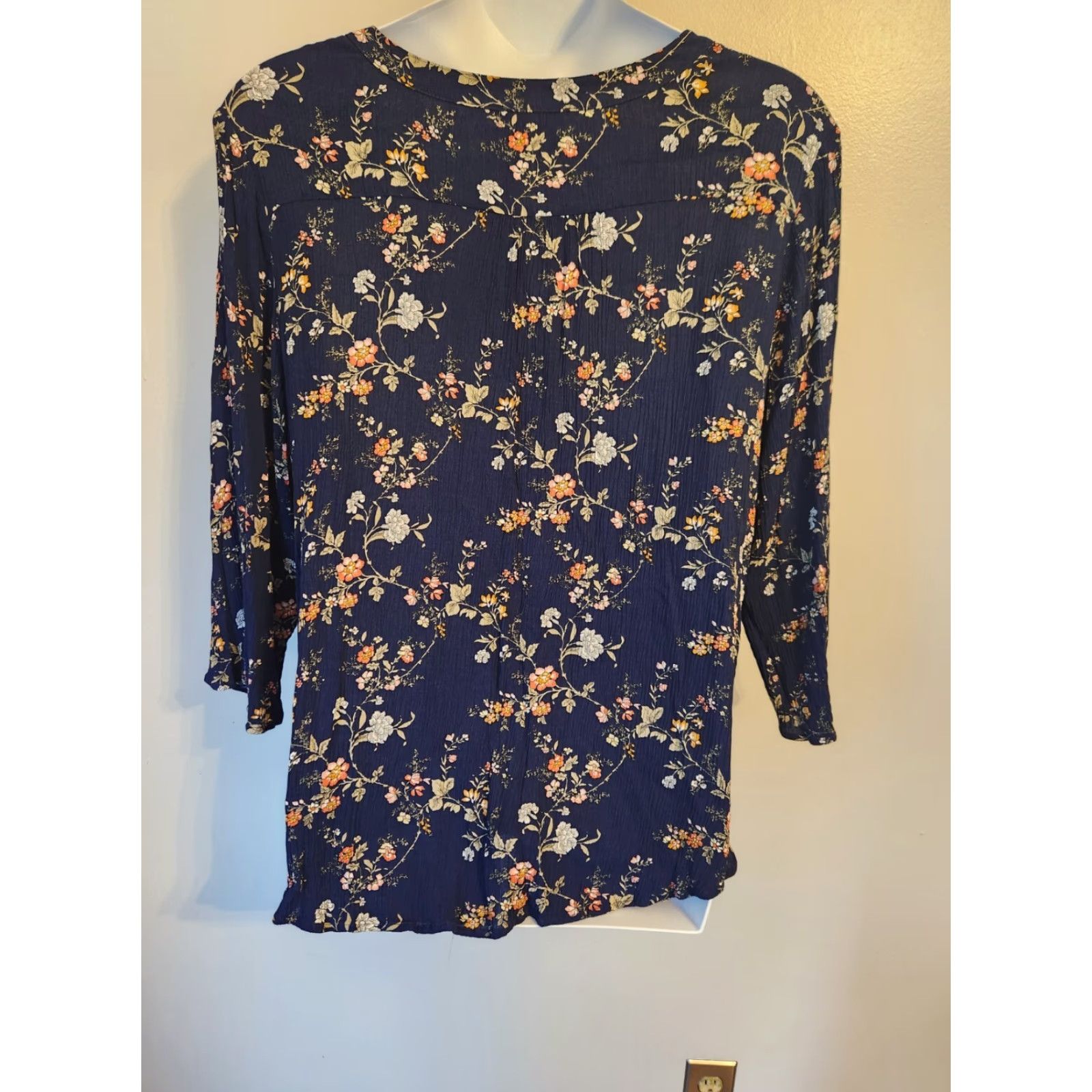 Vintage Fun 2 Fun Navy Blue Floral Blouse 3X V-Neck Long Sleeve Pleated Rayon Boho Hippie Bohemian Women Shirt Blouse Size XXL / US 16-18 / IT 52-54 - 5 Thumbnail