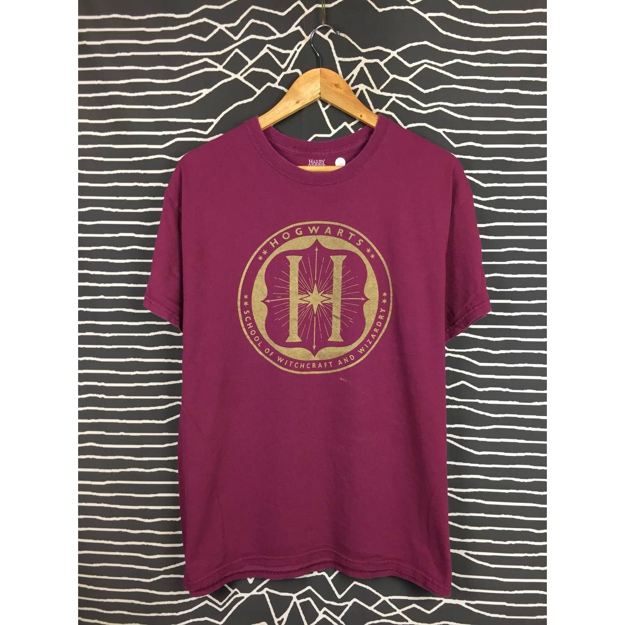 Vintage Harry Potter And The Cursed Child Hogwarts School Logo Tee Size US L / EU 52-54 / 3 - 1 Thumbnail