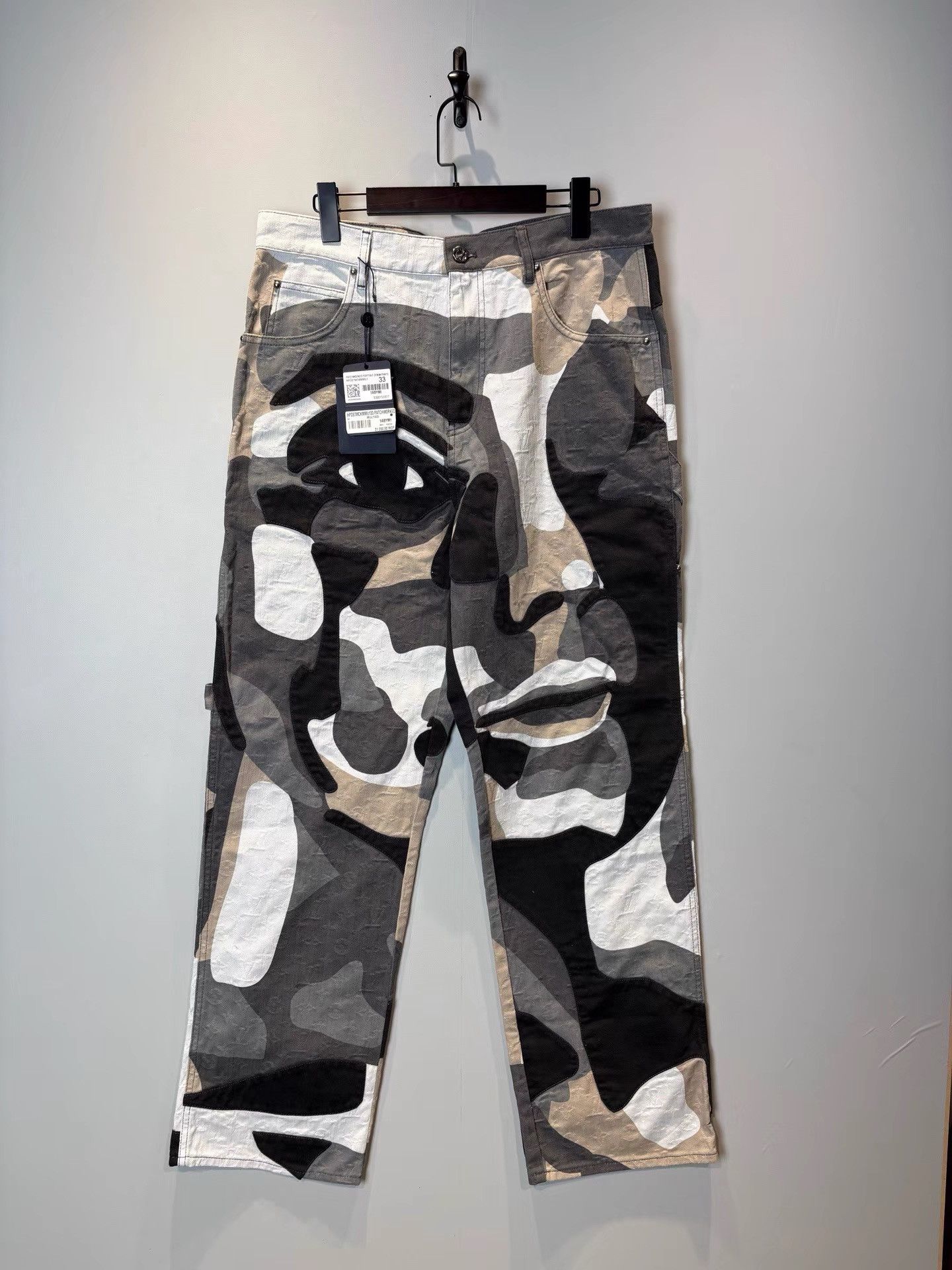 Louis Vuitton Louis Vuitton Camouflage Figure Print Pants K36 Size US 33 - 1 Thumbnail
