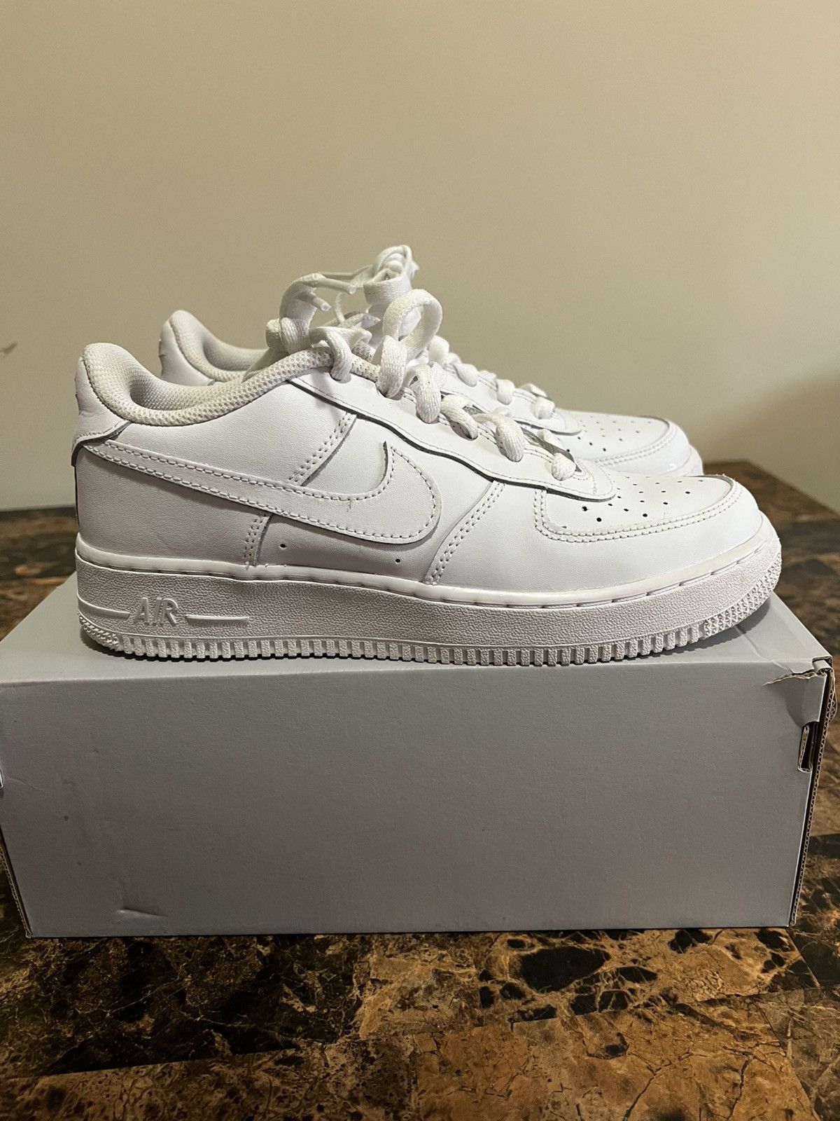 Nike Size 6.5 GS - Nike Air Force 1 LE Low Triple White Pre-Owned Size US 6.5 / EU 39-40 - 3 Thumbnail
