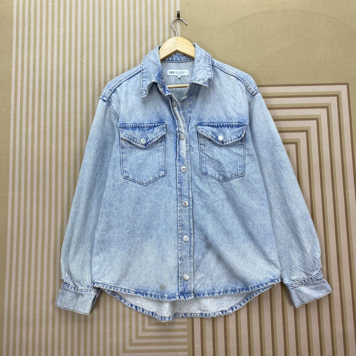Zara 🫶 Zara long-sleeve Button Up light wash denim shirt Jacket Size M / US 6-8 / IT 42-44 - 1 Thumbnail