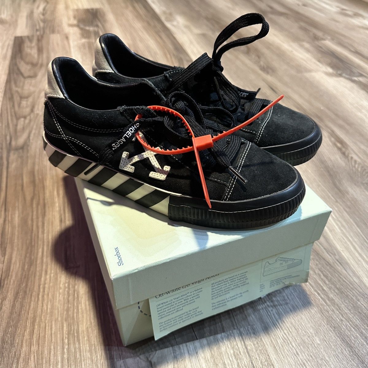 Off-White Off-White Arrow Low Vulcanized “This” and “That” Size US 10 / IT 40 - 1 Thumbnail