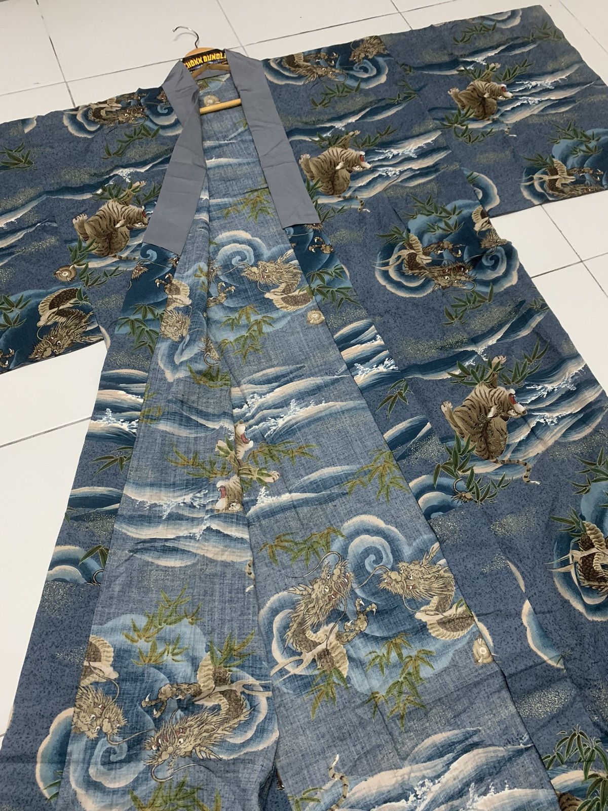 Vintage ANTIQUE WOOL DRAGON & TIGER DESIGN JUBAN KIMONO Size US L / EU 52-54 / 3 - 6 Thumbnail