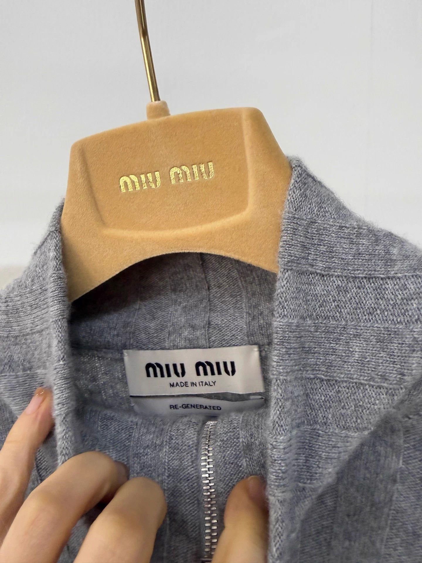 Miu Miu Miu Miu 26SS T-neck Zipper Short Cashmere Cardi 40 99 New Size S / US 4 / IT 40 - 3 Thumbnail