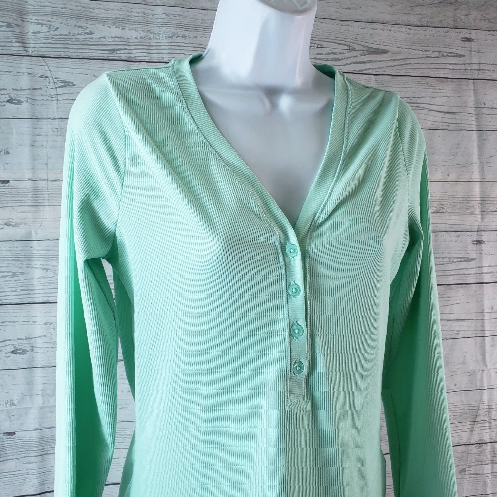 Athleta Athleta Womens Uptempo Ribbed Henley Top Sz Small Green Long Sleeve Size S / US 4 / IT 40 - 2 Thumbnail