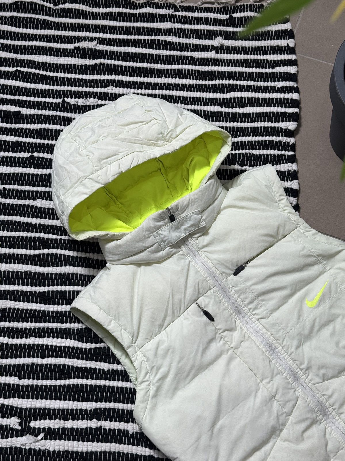 Nike VINTAGE NIKE 2000s WHITE DOWN PUFFER VEST Size XS / US 0-2 / IT 36-38 - 3 Thumbnail