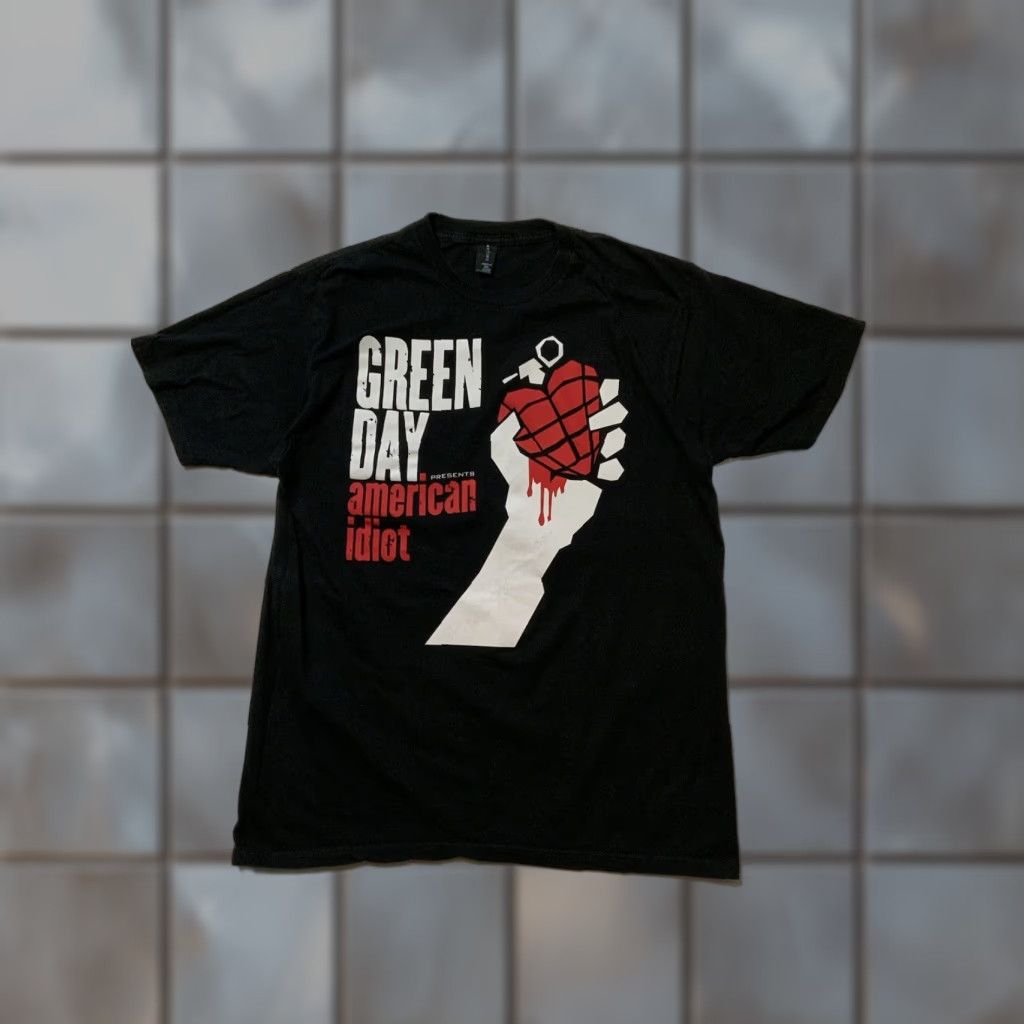 Vintage VINTAGE Green Day Presents American Idiot Love Heart Grenade Rock Band Graphic T-Shirt Mens Large Black Size US L / EU 52-54 / 3 - 1 Thumbnail