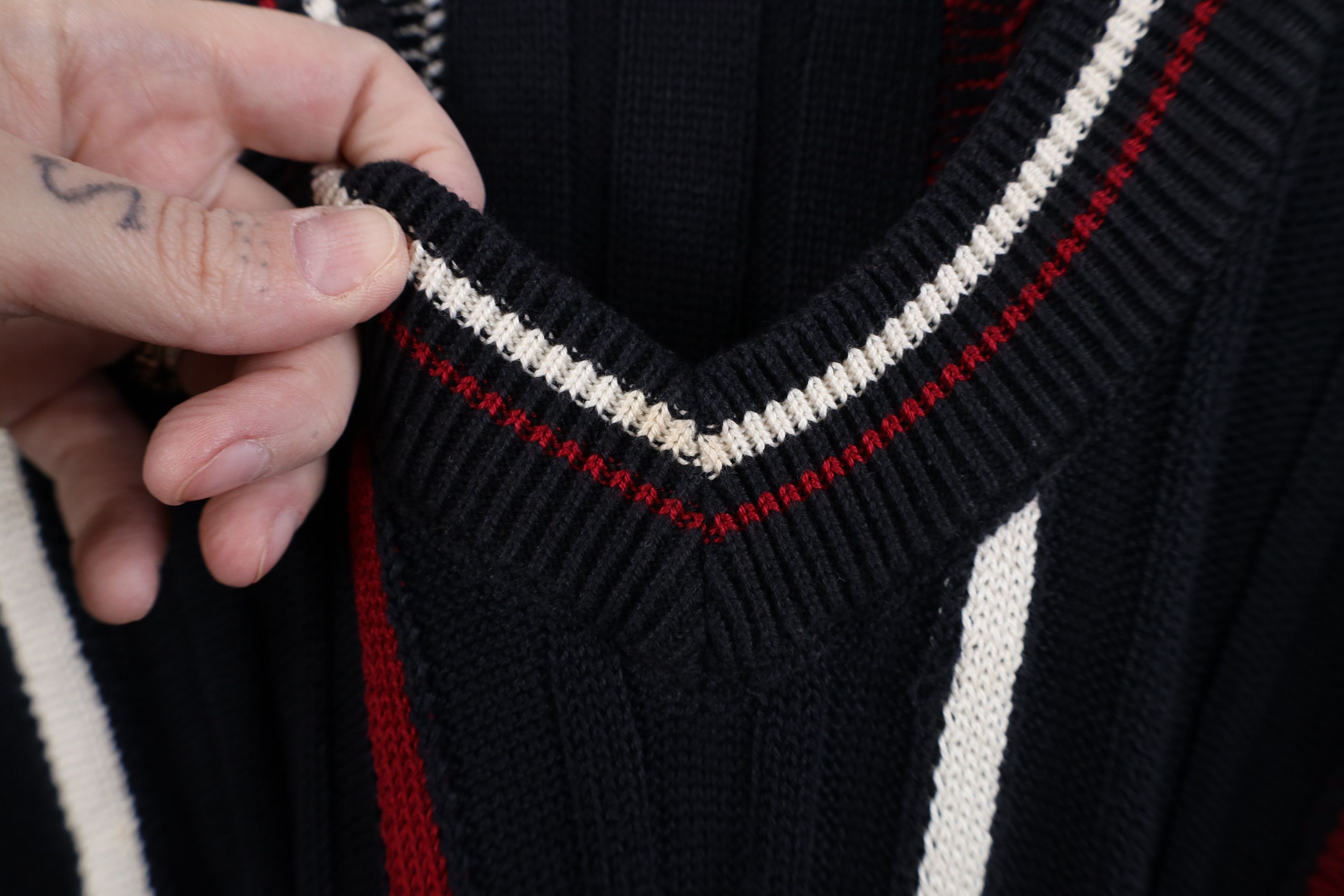 Vintage Vintage 90s Burberry Golf Knit Dapper V-Neck Sweater USA Size US L / EU 52-54 / 3 - 4 Thumbnail