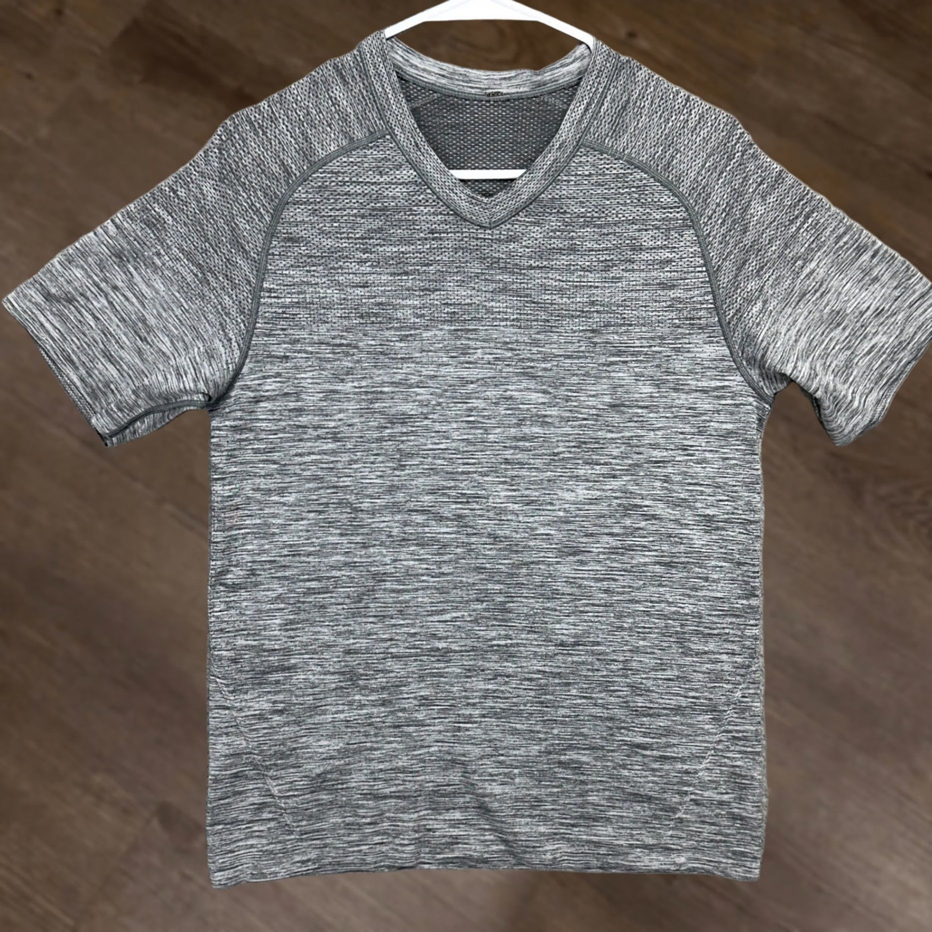 Lululemon Lululemon Mens T-Shirt Small Grey Salt Pepper Breathable Short Sleeve V-Neck Metal Vent Tech Athleisure Tee Size US S / EU 44-46 / 1 - 1 Thumbnail