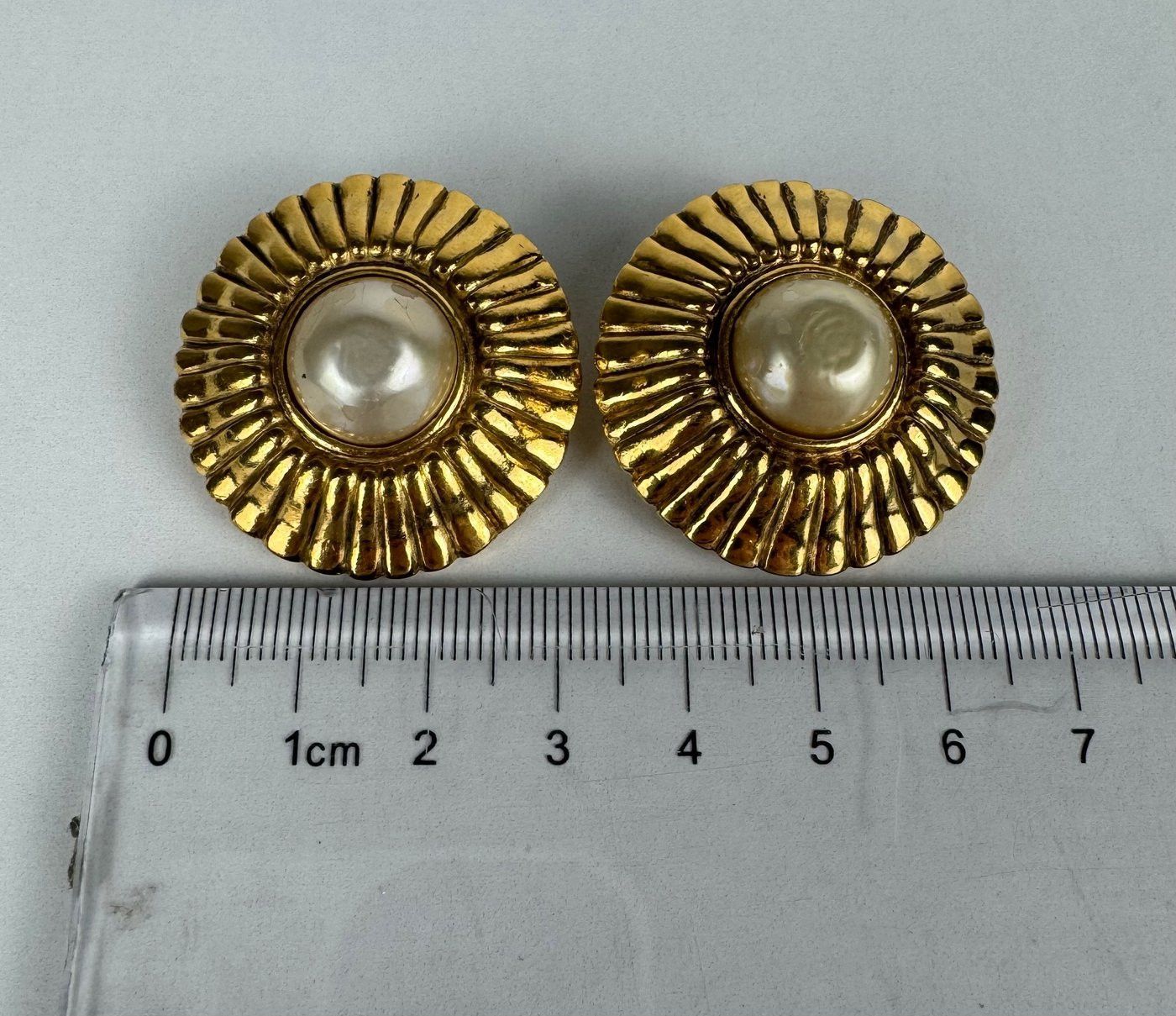 Chanel Chanel Faux Pearl with Gold Plating Sunburst Sides Clip-on Size ONE SIZE - 12 Thumbnail