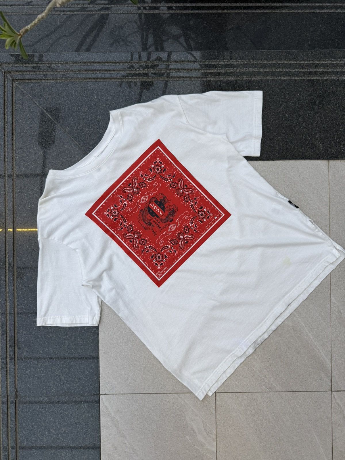 90’s UNDERCOVER GU RARE BALI MARKET LOGO Y2K VINTAGE TSHIRT
