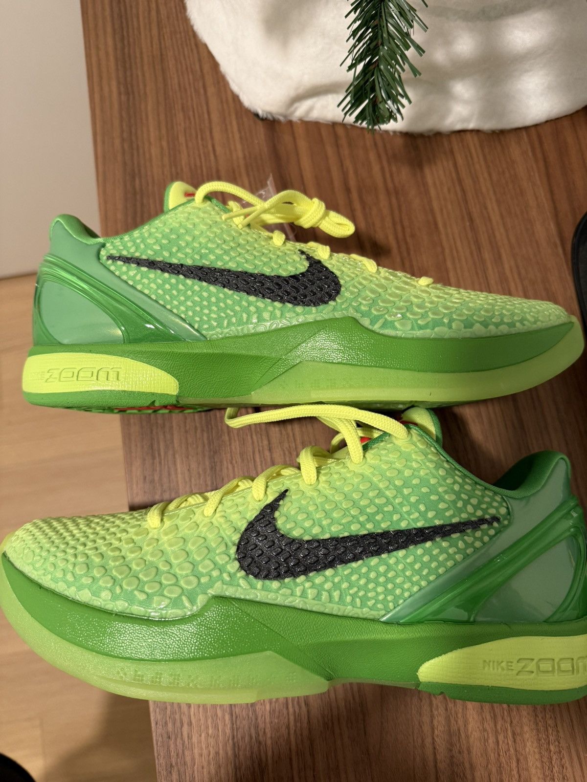 Nike Kobe IV Grinch Size US 10.5 / EU 43-44 - 3 Thumbnail