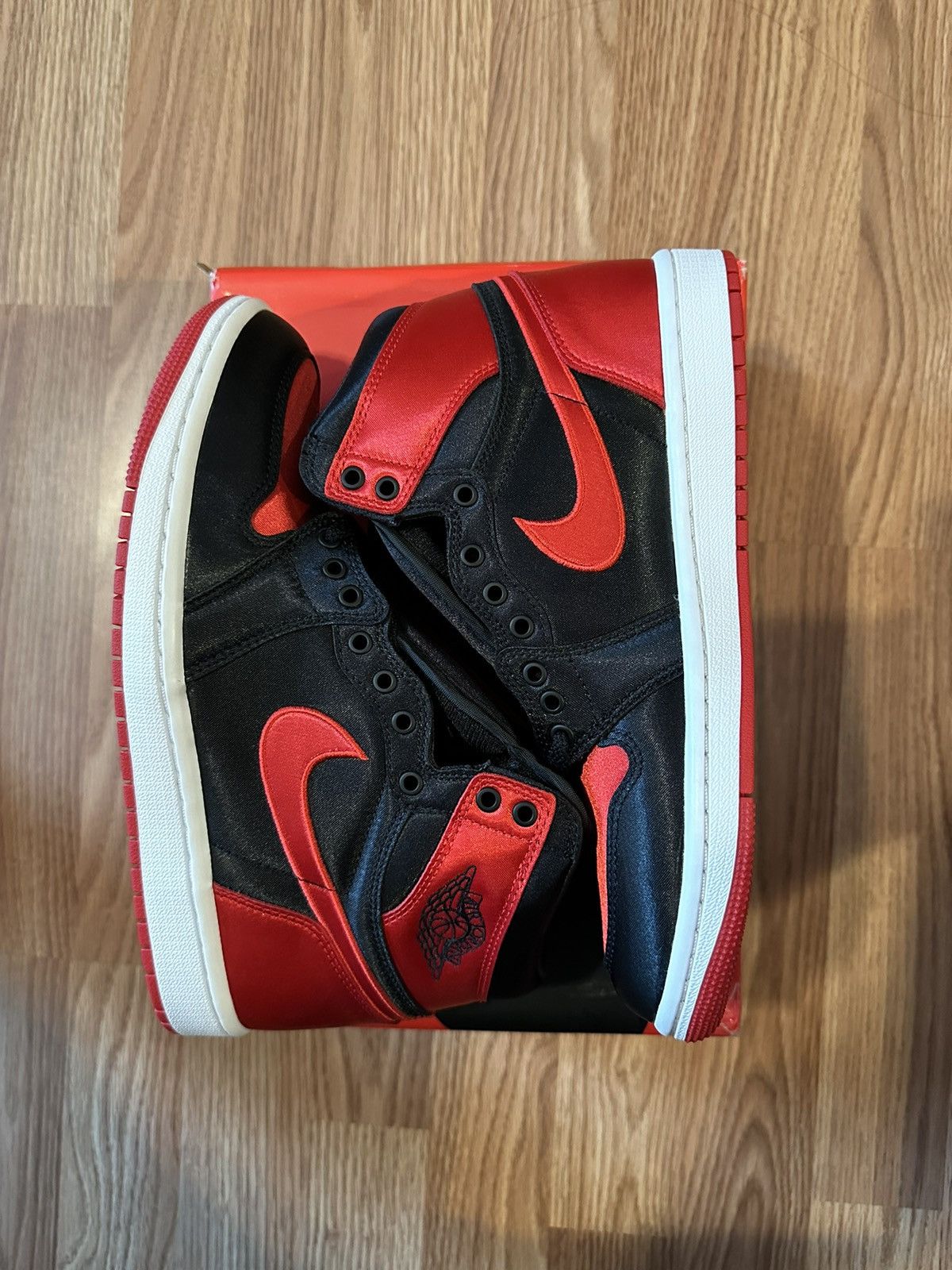 Jordan Brand Jordan 1 Retro High W “Satin Bred” Size US 9 / IT 39 - 2 Thumbnail