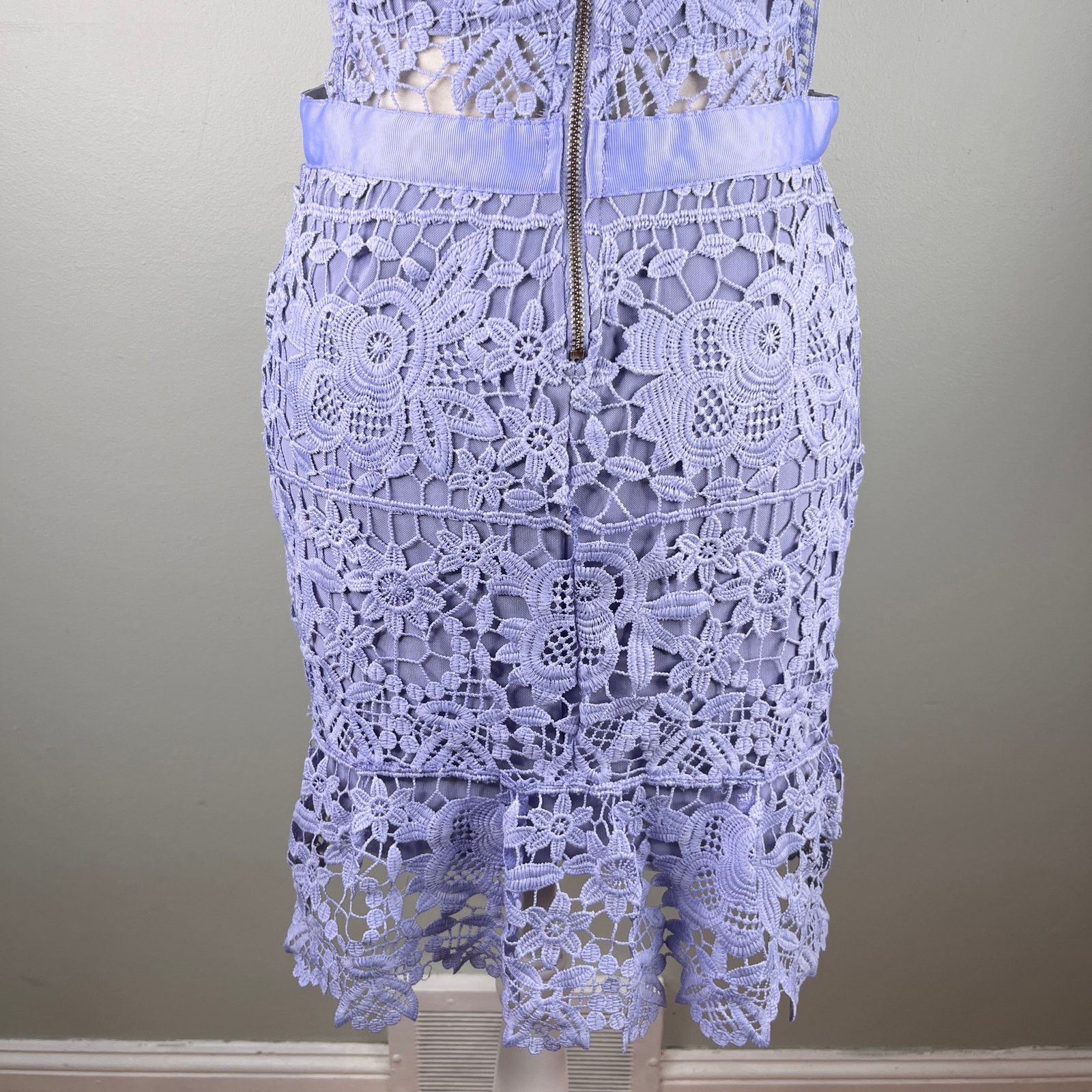 Romeo + Juliet Couture Dress M Lace Lilac Sleeveless Cutout