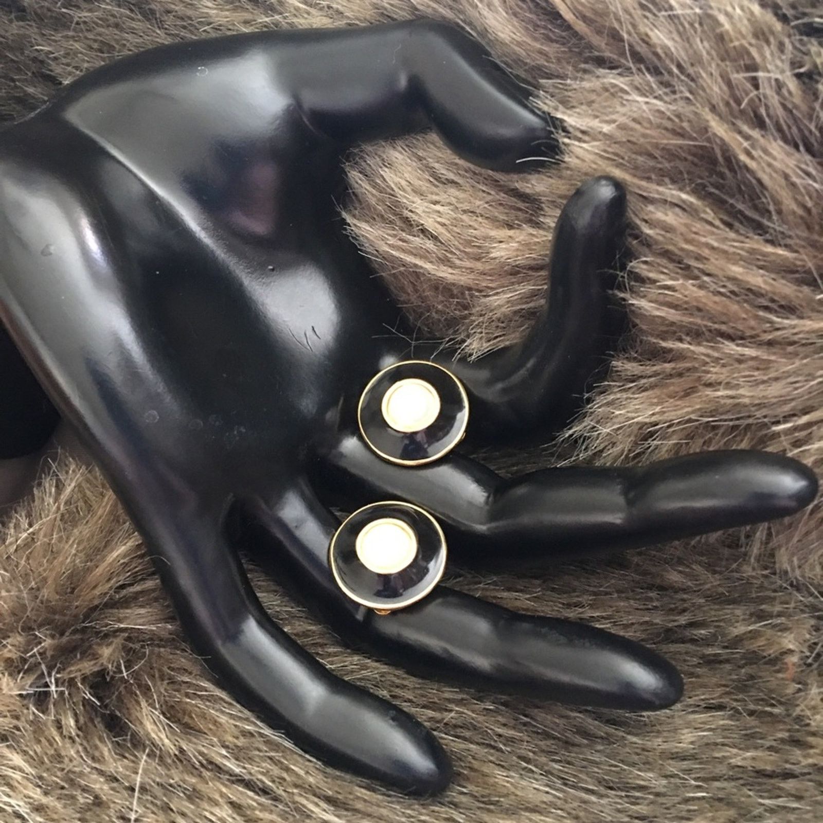 Vintage Vintage gold tone black enamel pearl clip earrings Size ONE SIZE - 1 Thumbnail