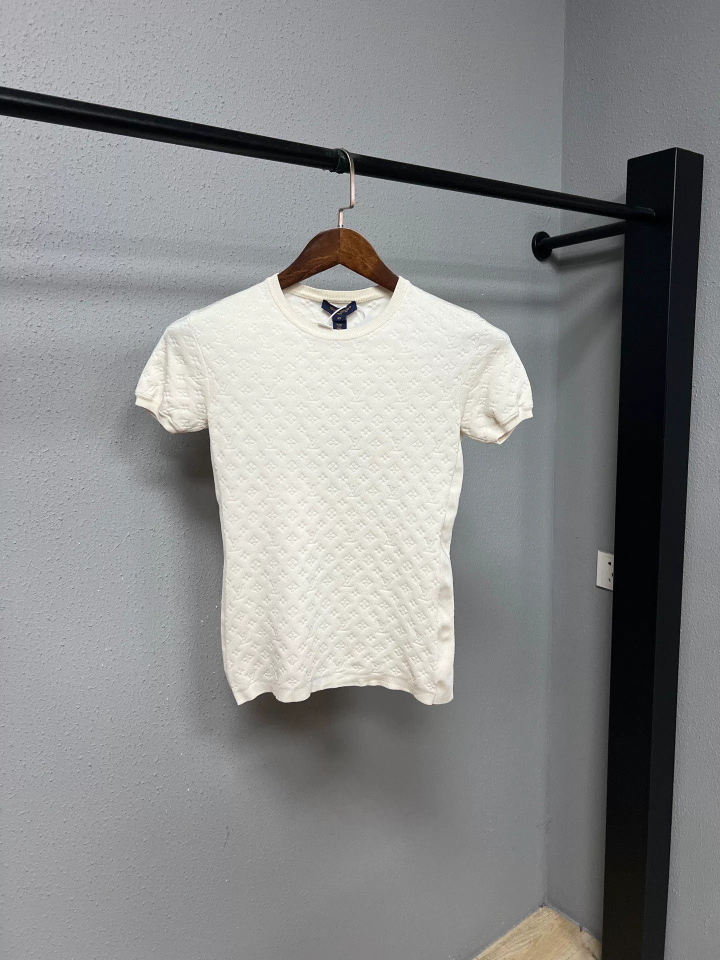 Louis Vuitton louis vuitton embossed white fitted short sleeve Size XS / US 0-2 / IT 36-38 - 1 Thumbnail