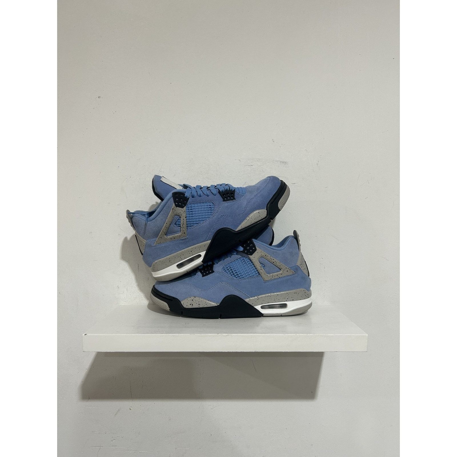 Nike JORDAN 4 RETRO UNIVERSITY BLUE SIZE 8.5 PREOWNED Size US 8.5 / EU 41-42 - 1 Thumbnail