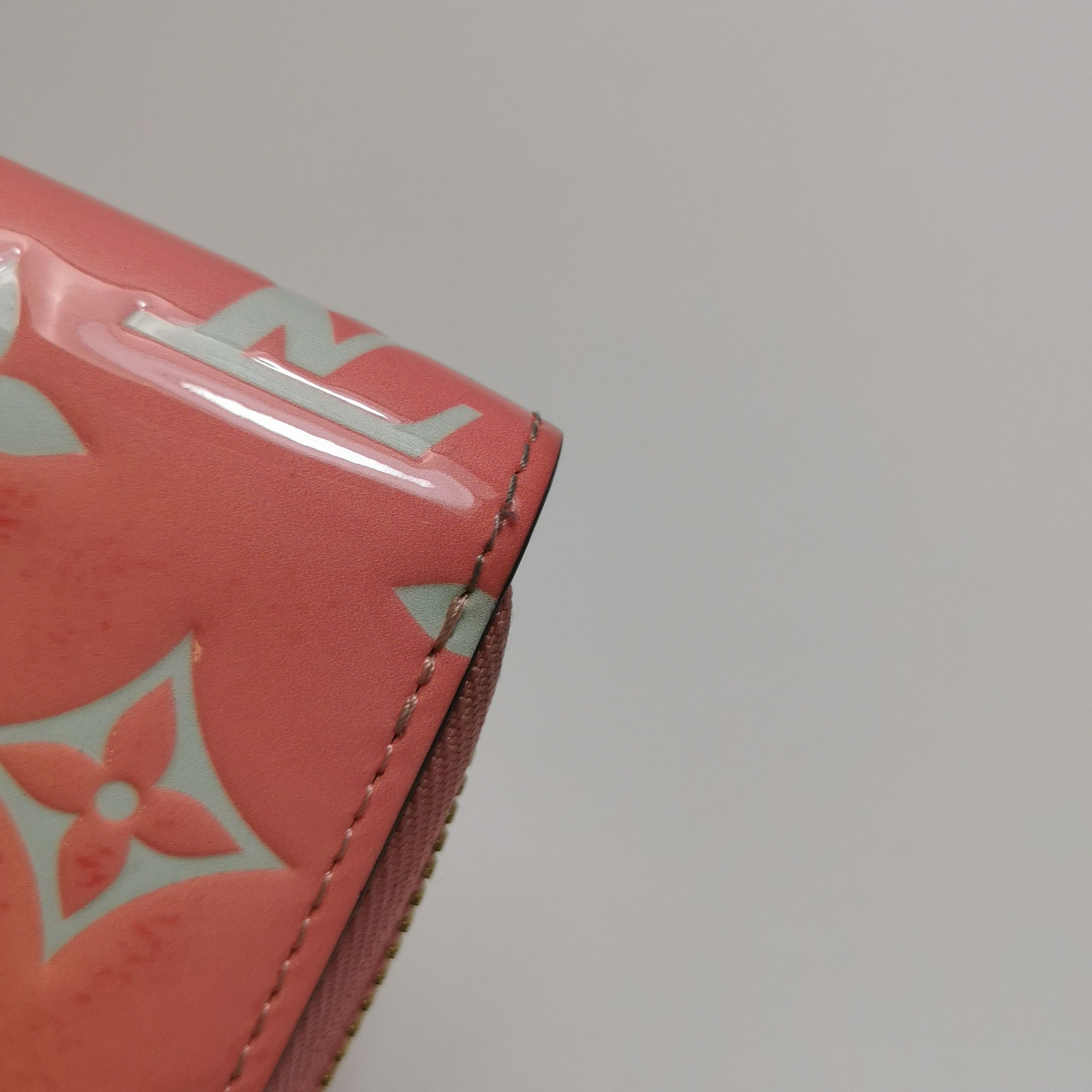 Louis Vuitton Louis Vuitton (LV) Zippy patent leather embossed monogram z Size ONE SIZE - 9 Thumbnail