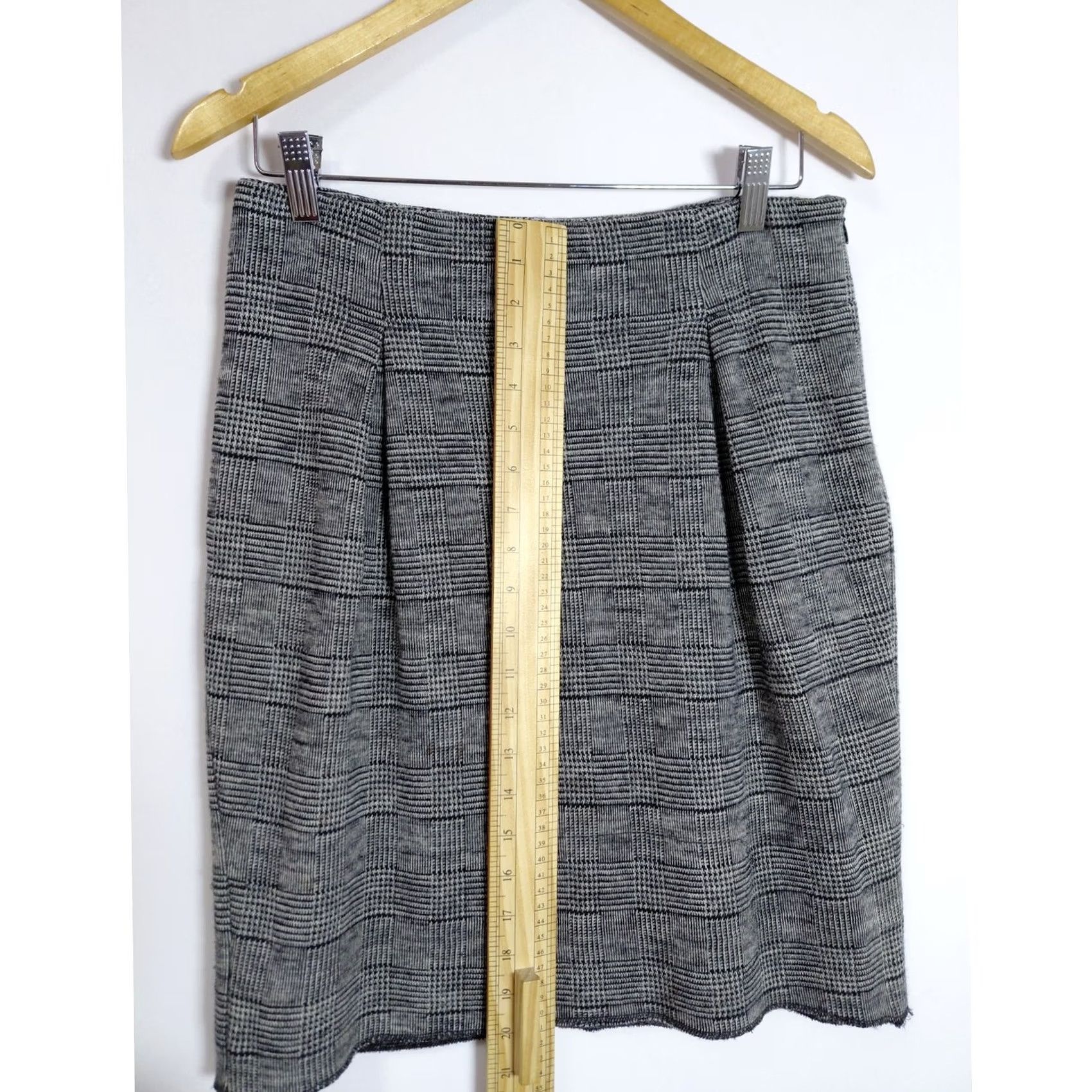 Banana Republic BANANA REPUBLIC Skirt Gray Solid Lined Wool Blend Knee Length Women Size 4 Small Details: 75% Wool, 25% Nylon, Dry Clean Only, A-Line, Business Casual Size 27" / US 4 / IT 40 - 6 Thumbnail