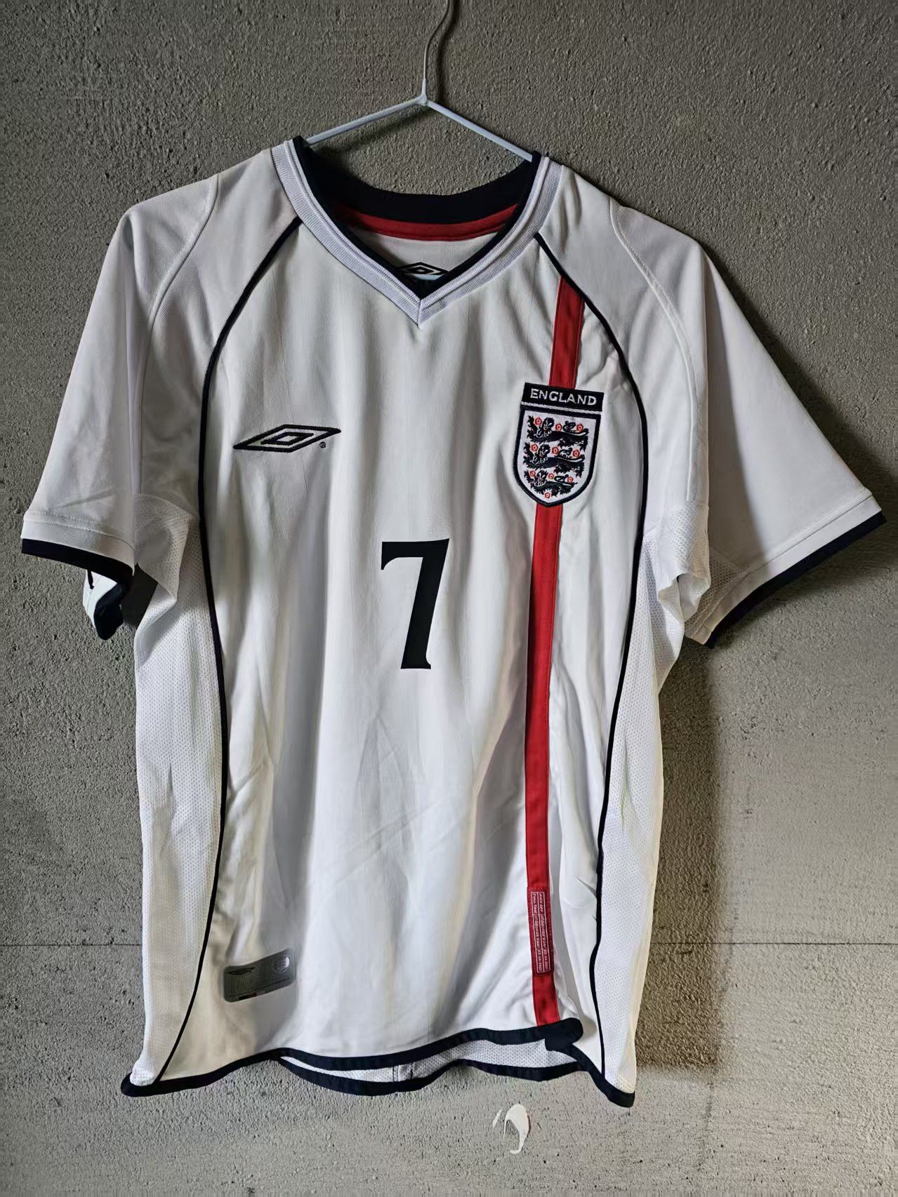 Other 2000 England #7 David Beckham Jersey Home Size US L / EU 52-54 / 3 - 2 Thumbnail