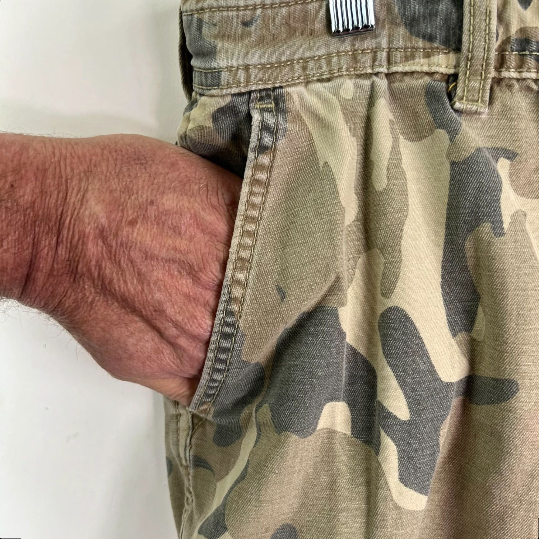 Izod IZOD Cargo Shorts Mens Size 36 Green Camouflage Cotton Belted Pockets 10" Inseam Bottoms USA Seller Size US 36 / EU 52 - 3 Thumbnail