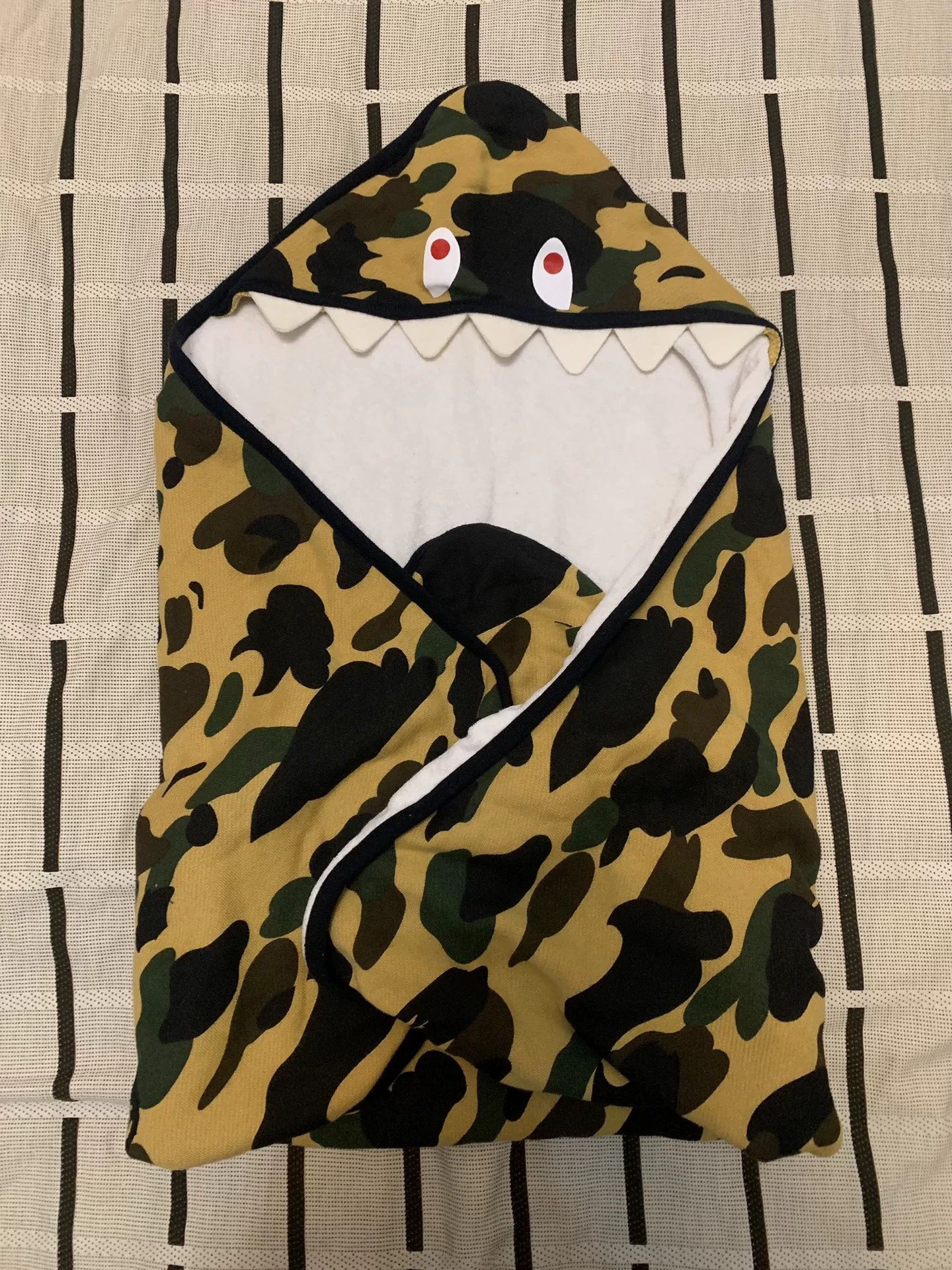 Bape Bape Shark Camo Yellow Hoodie L Men Size US L / EU 52-54 / 3 - 1 Thumbnail