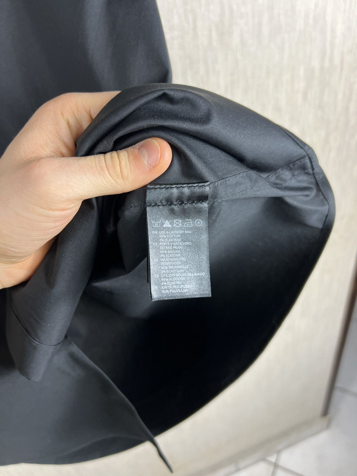 Versace Versace x H&M basic black shirt with V gold detail on collar Size US L / EU 52-54 / 3 - 16 Thumbnail