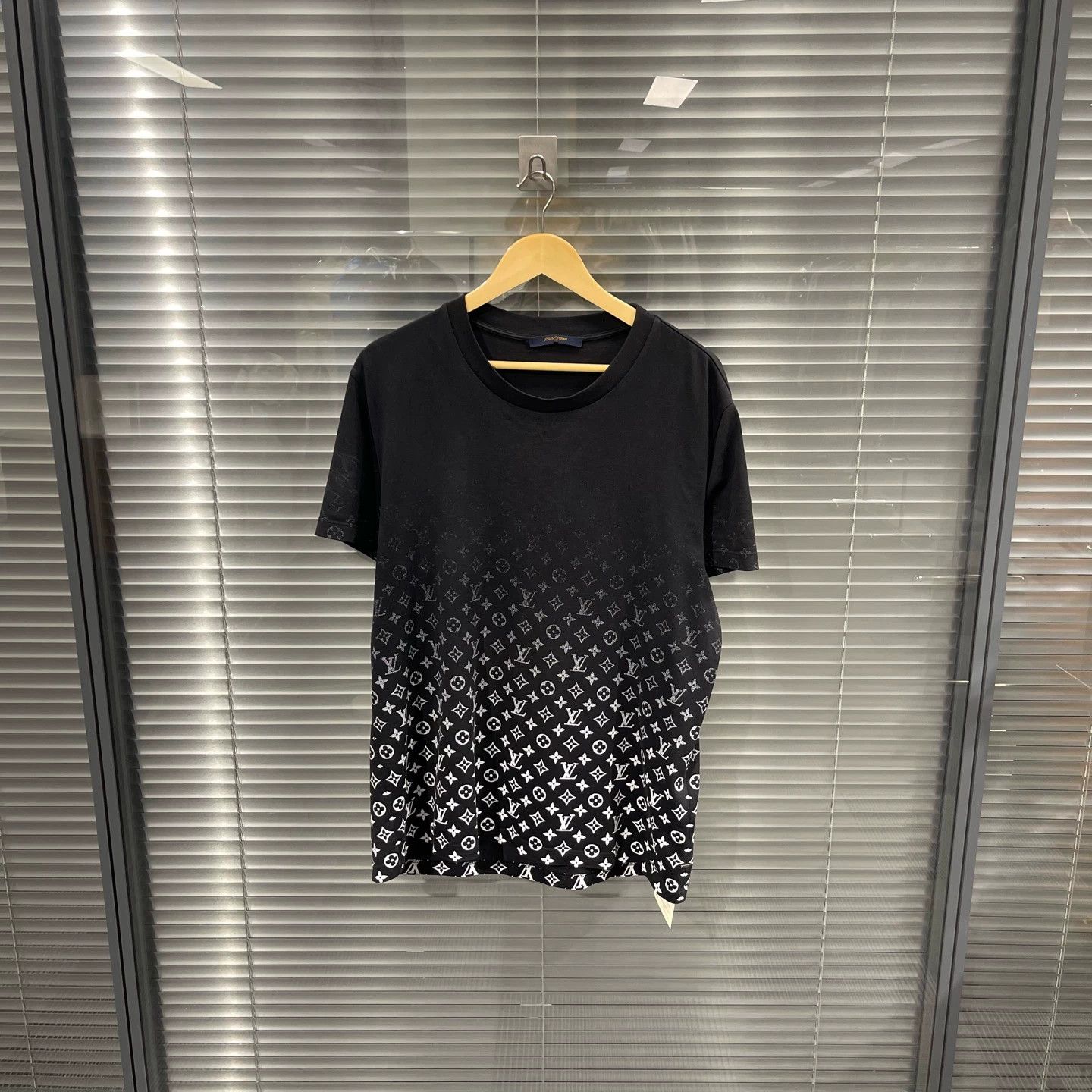 Louis Vuitton LV Hit Gradient Monogram Allover Print SS Tee Size US XXL / EU 58 / 5 - 1 Thumbnail