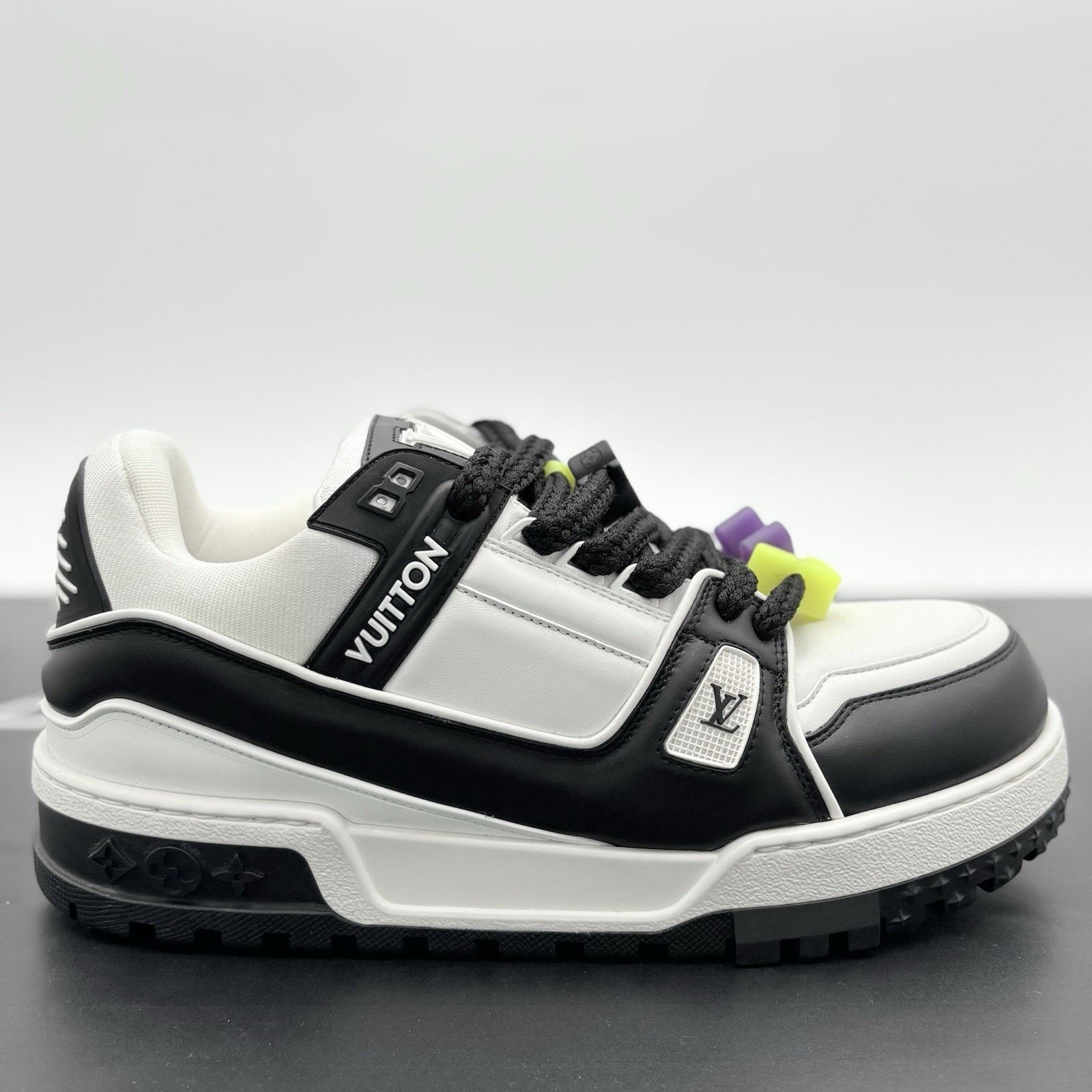 Louis Vuitton (10-10.5 US) Louis Vuitton Maxi ' Black White ' | EXCELLENT! Size US 10 / EU 43 - 2 Thumbnail