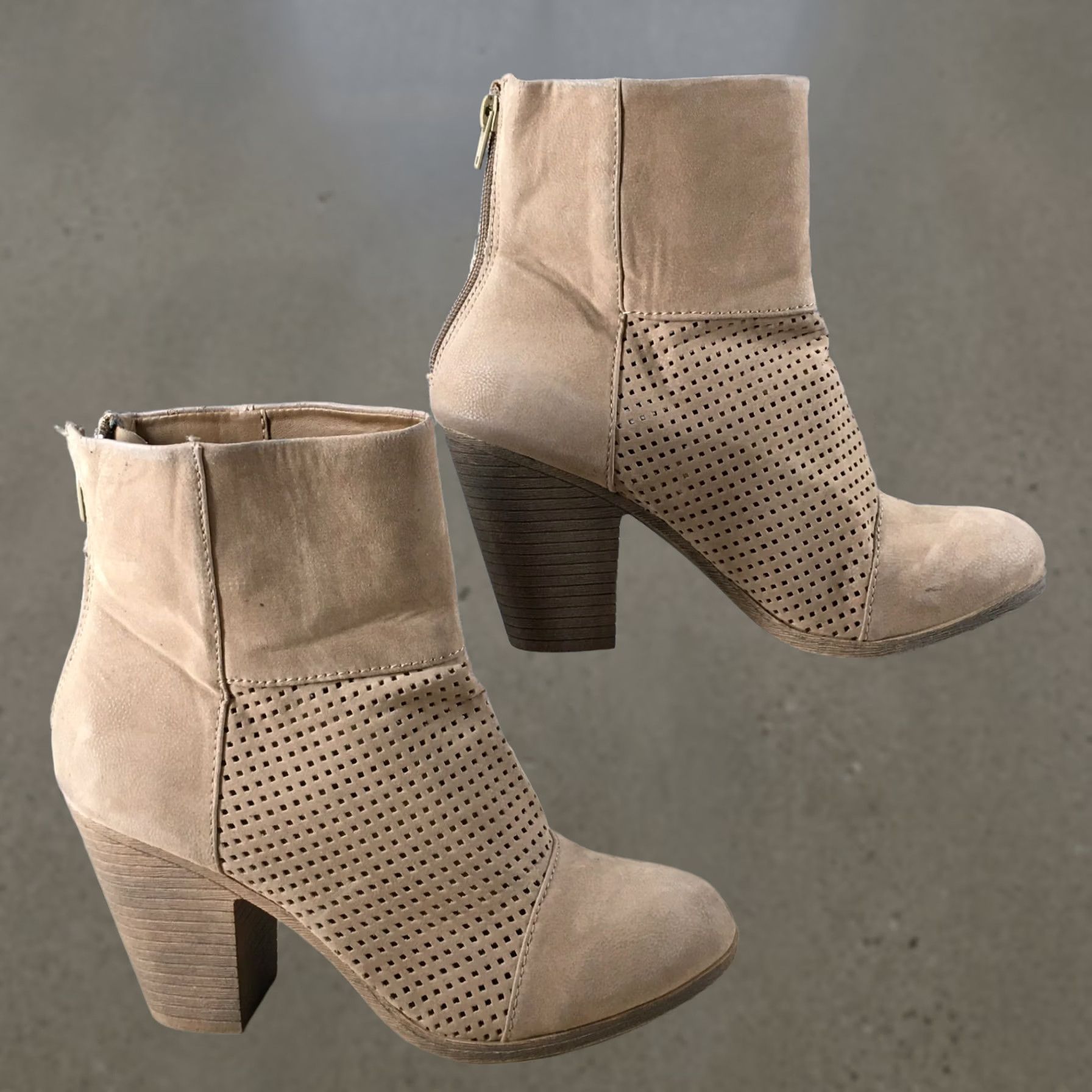 Vintage SO Boots Womens 8 M Beige Faux Leather Perforated Ankle Booties Heels Size US 8 / IT 38 - 1 Thumbnail
