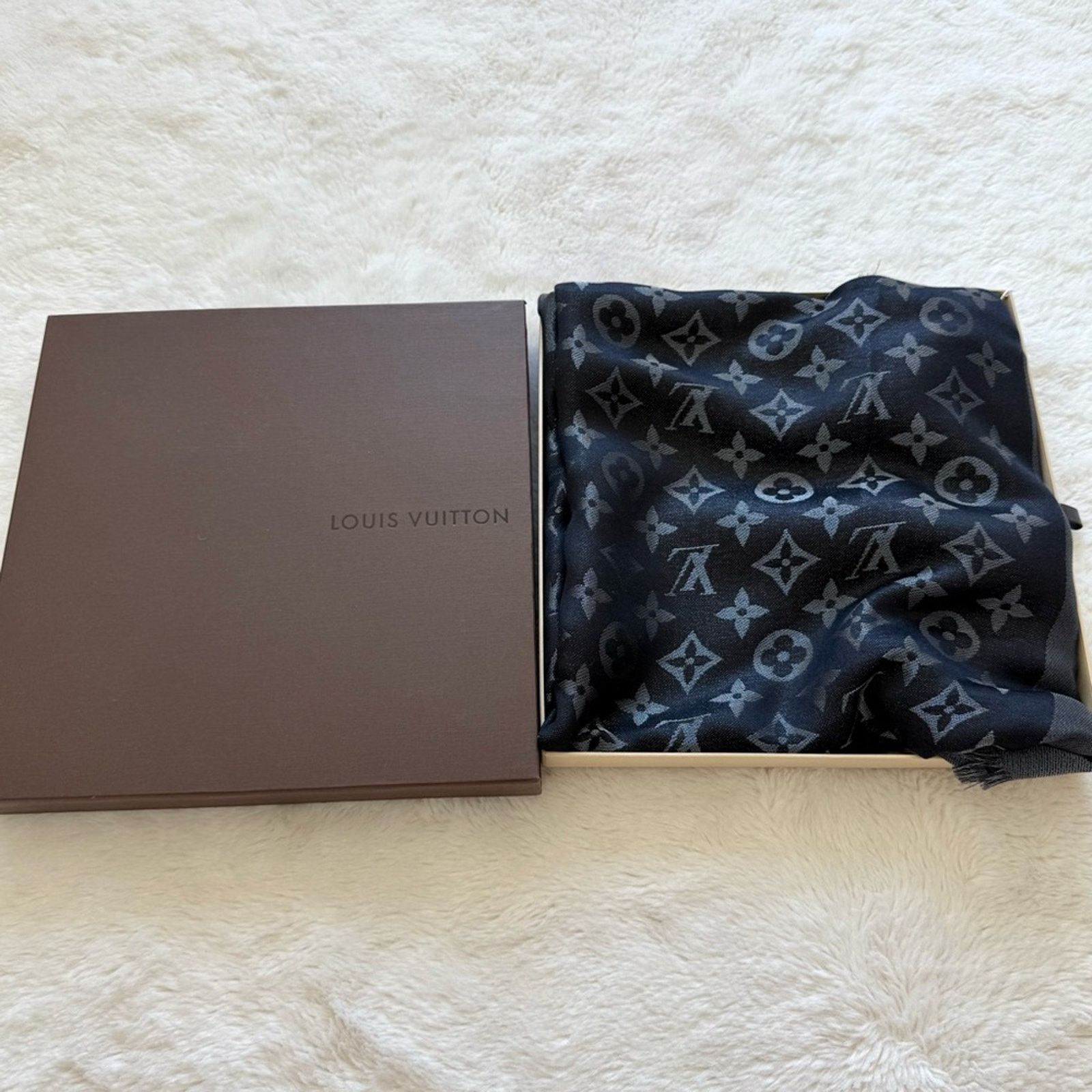 Louis Vuitton Louis Vuitton silk/wool sharf black and silver Retail 1200$ Size ONE SIZE - 7 Thumbnail
