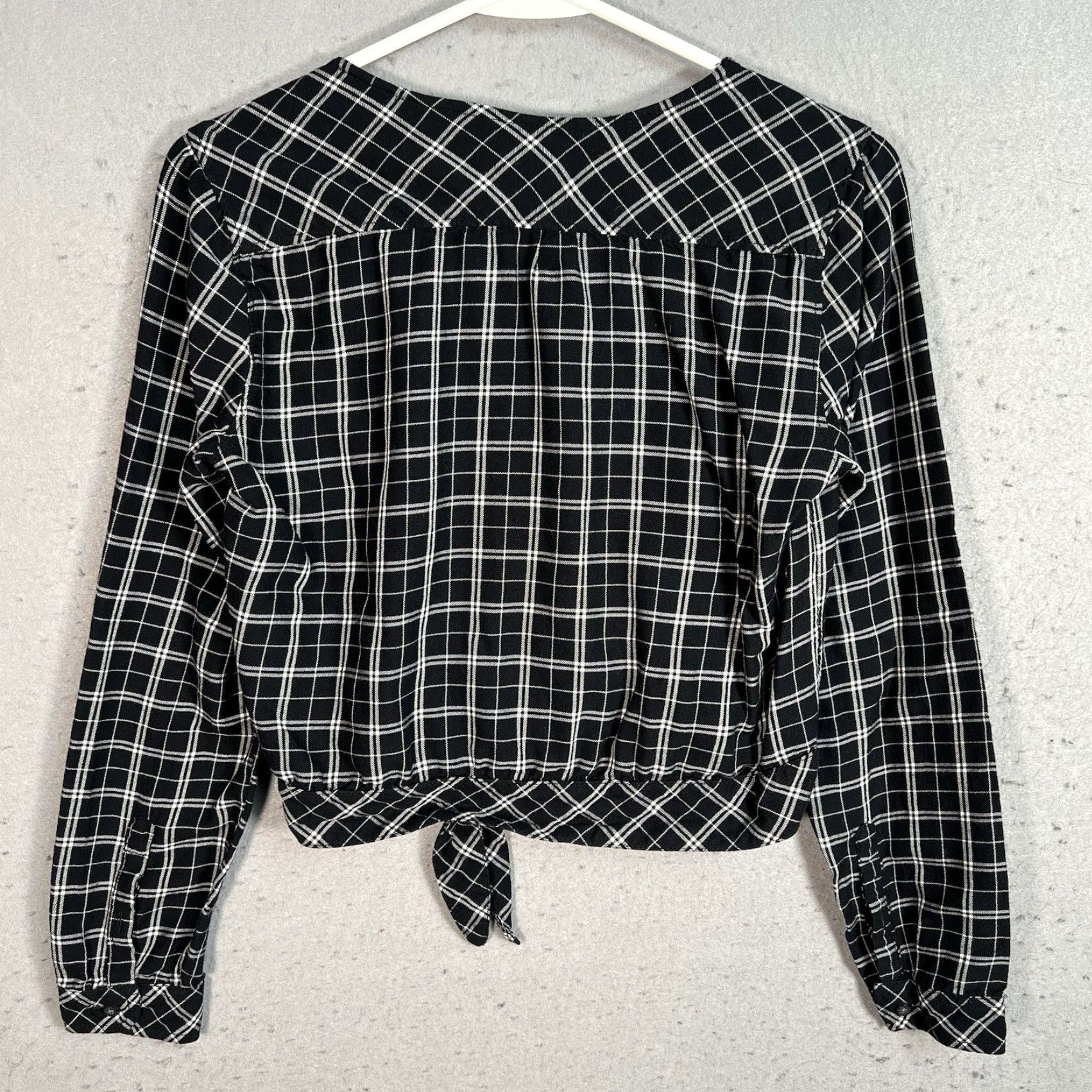 Abercrombie & Fitch Abercrombie & Fitch Women XS White Black Plaid Boho Long Sleeve V-Neck Wrap Top Shirt Adult XS Bohemian Pattern Plaid Black White Casual Mens? Size XS / US 0-2 / IT 36-38 - 6 Thumbnail