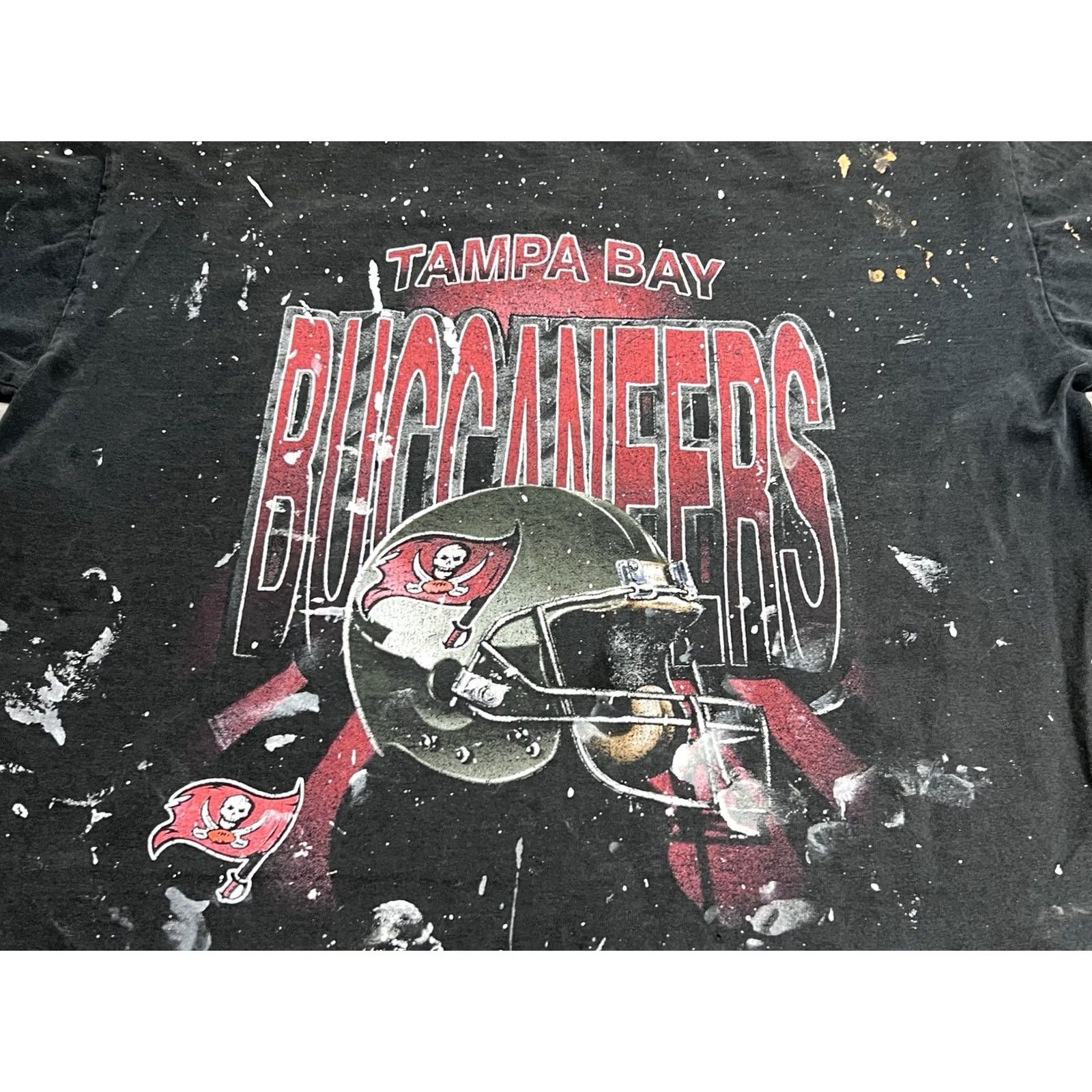 NFL Vintage True Fan Tampa Bay Buccaneers AOP Helmet Tee Shirt M Black 100% Cotton Graphic Print NFL Mens Size US M / EU 48-50 / 2 - 3 Thumbnail