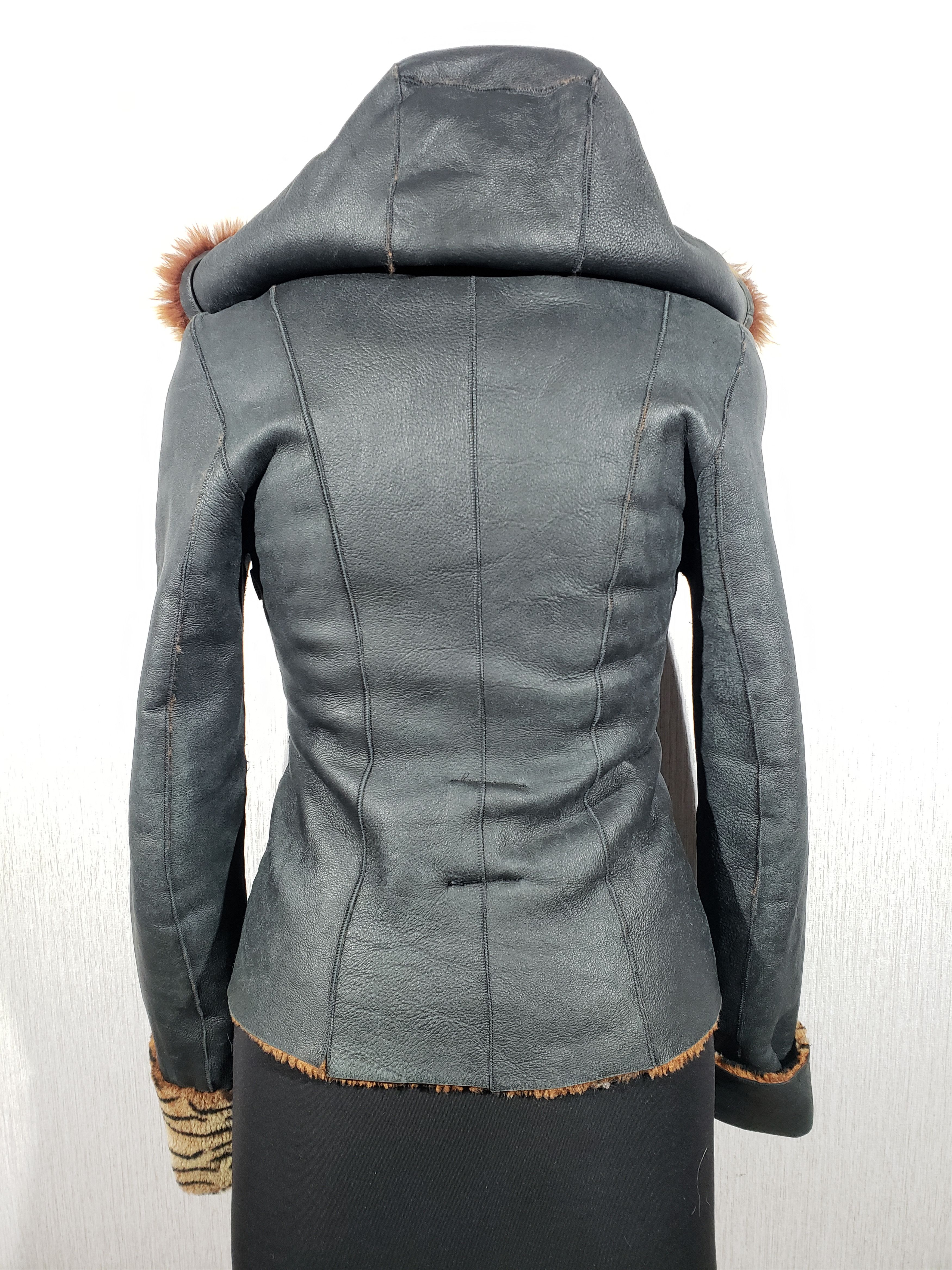 Designer Two-sided warm women's sheepskin coat. Size M / US 6-8 / IT 42-44 - 4 Thumbnail