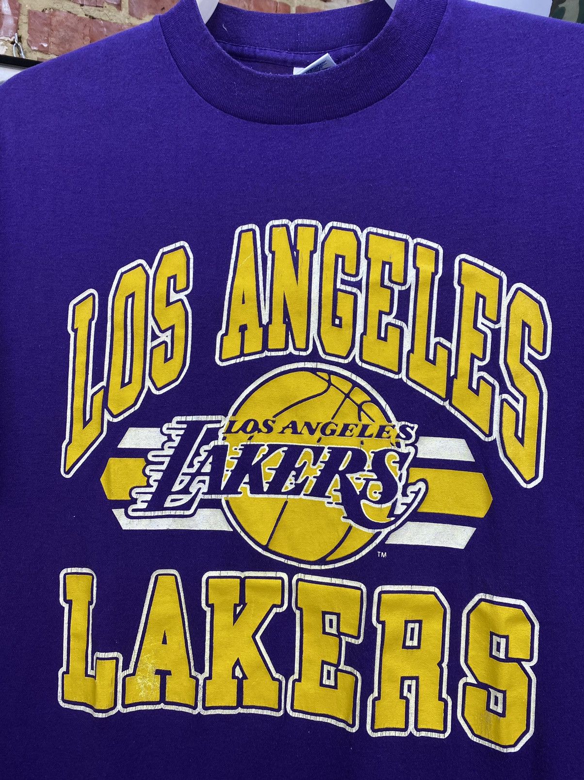 NBA × Vintage Vintage Los Angeles Lakers Trench T-Shirt Size US S / EU 44-46 / 1 - 3 Thumbnail